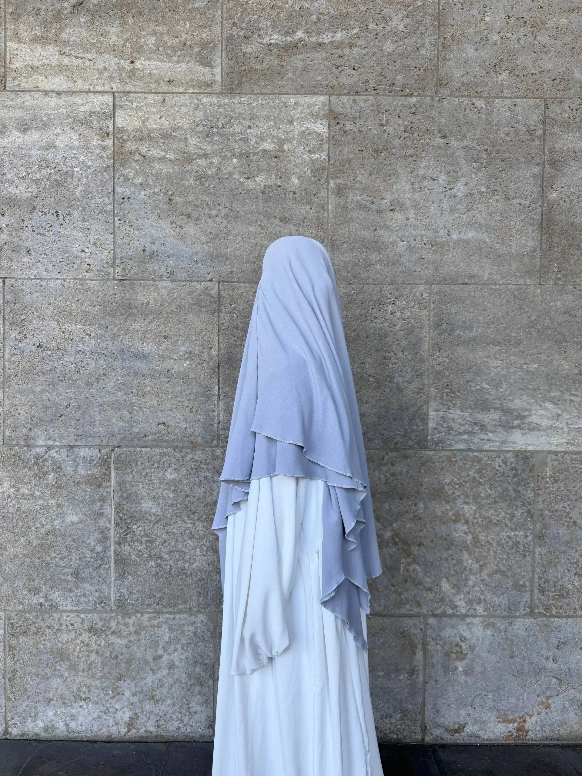 weiße abaya aus jazz-stoff, weiter fall, mit grauem, mehrlagigem khimar, seitenansicht