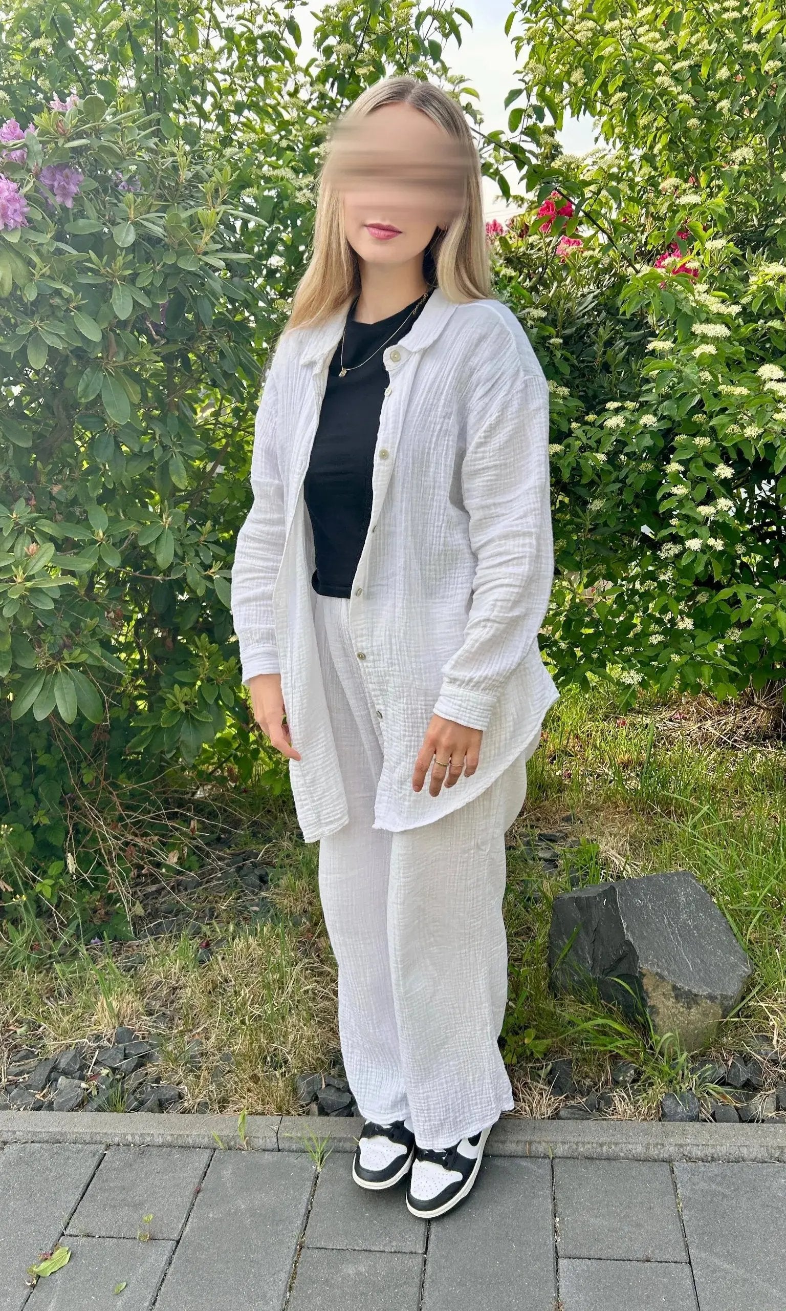 Weißer Musselin-Zweiteiler aus Baumwolle mit Hemd und weiter Hose, lockere Passform, Vorderansicht