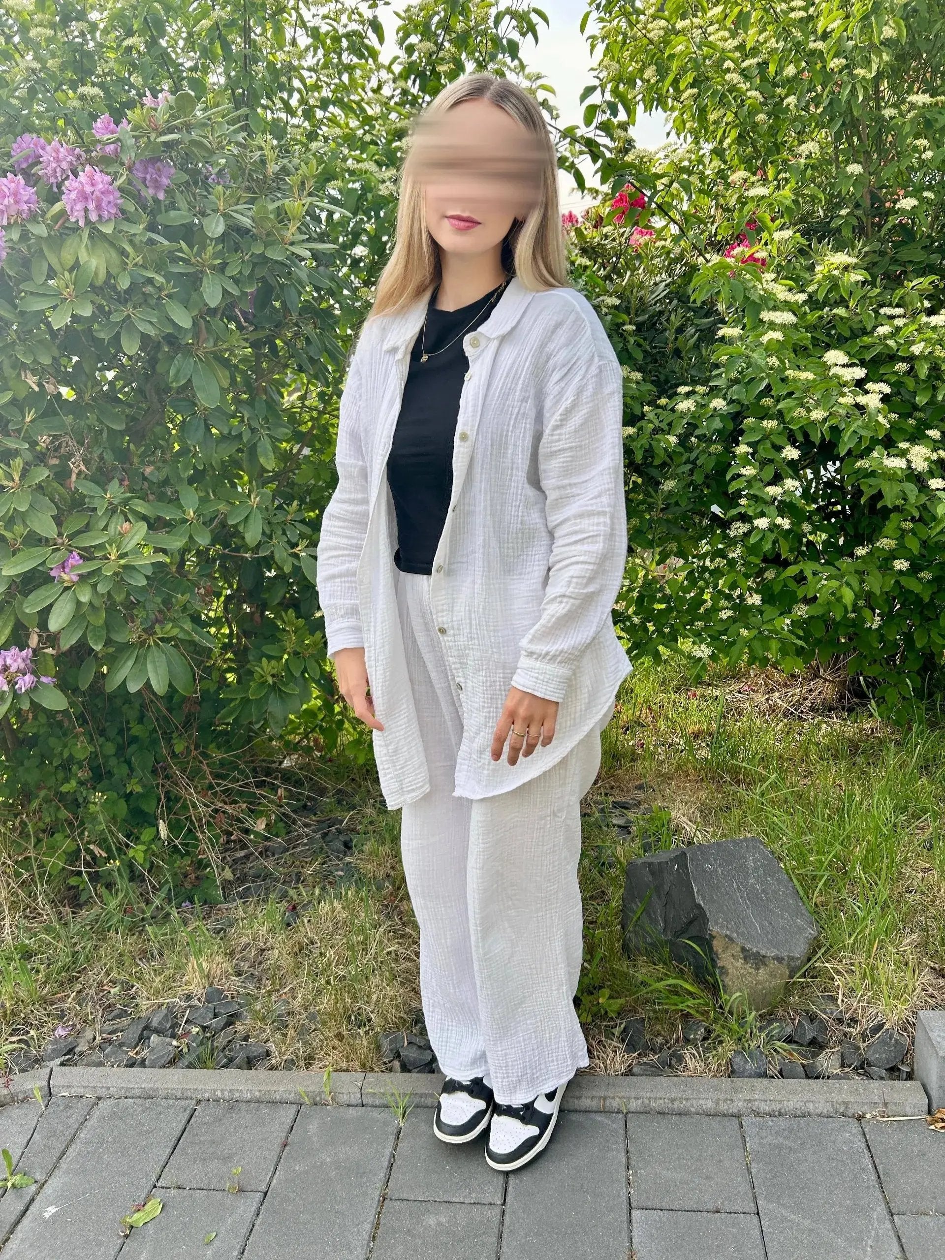 Weißer Musselin-Zweiteiler aus Baumwolle mit Hemd und weiter Hose, lockere Passform, Vorderansicht