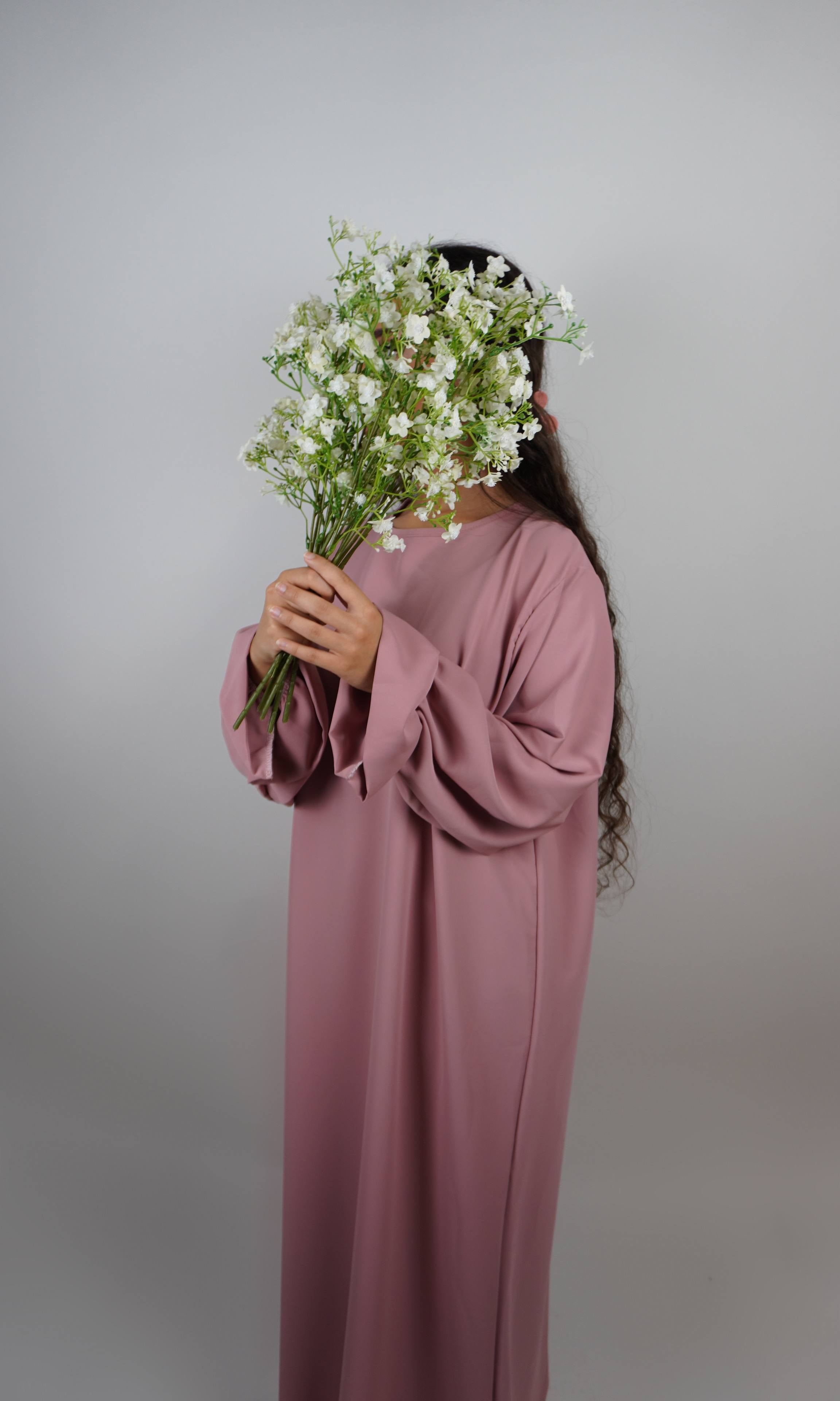 Abaya aus Medina-Seide in altrosa mit Rüschenärmeln, Frontansicht