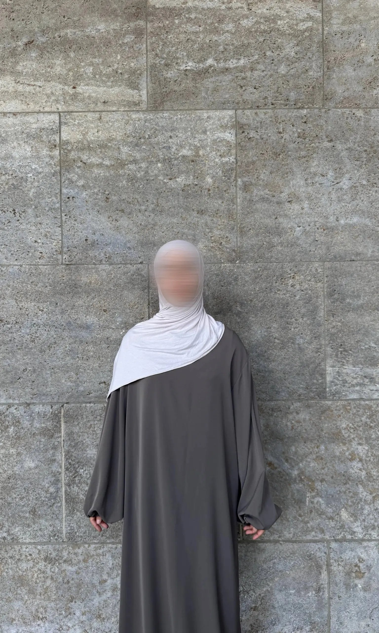 Dunkelgraue Abaya aus Medina-Seide mit Ballonärmeln, Vorderansicht