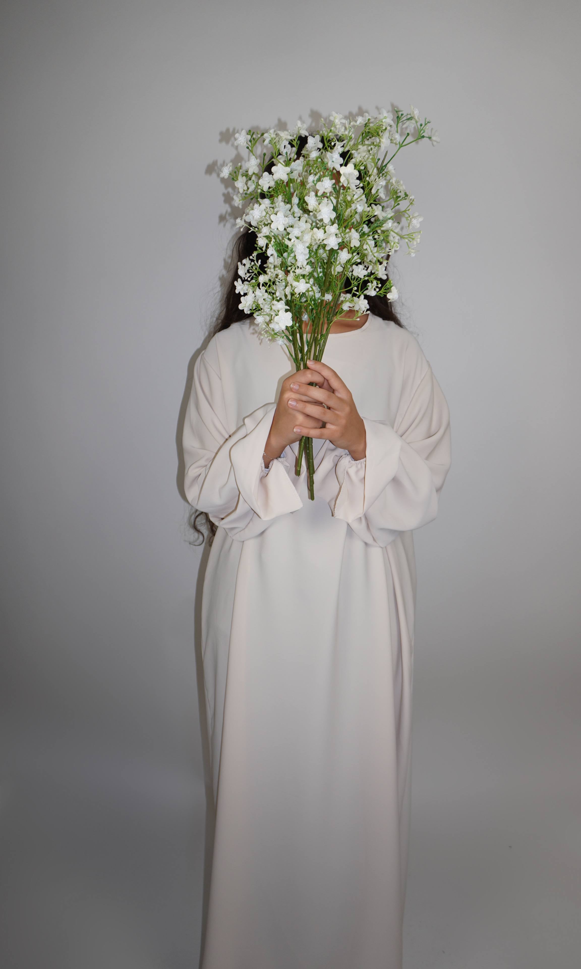 Abaya hellbeige aus Medina Seide mit Rüschenärmeln, frontale Ansicht