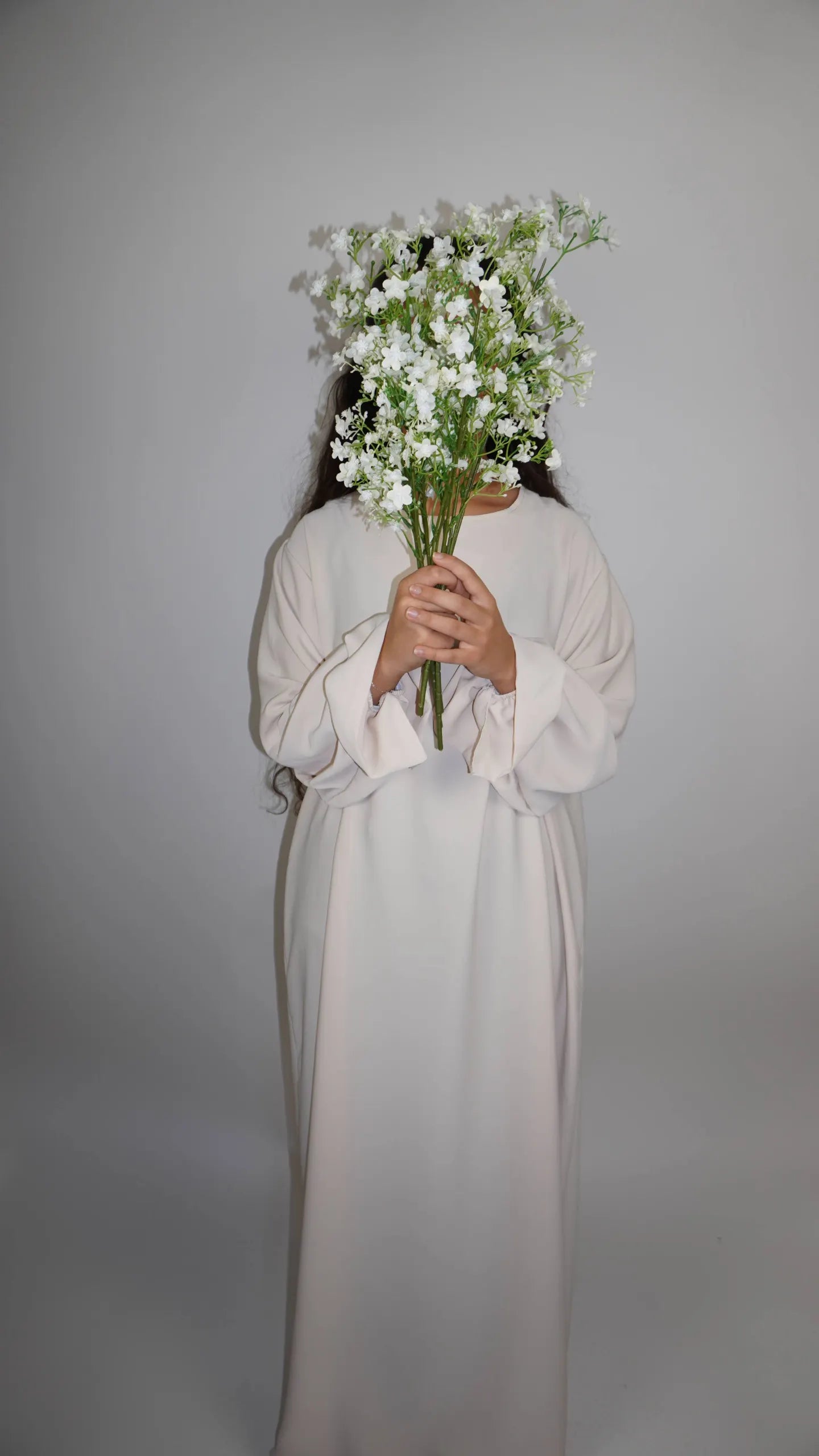 Abaya hellbeige aus Medina Seide mit Rüschenärmeln, frontale Ansicht