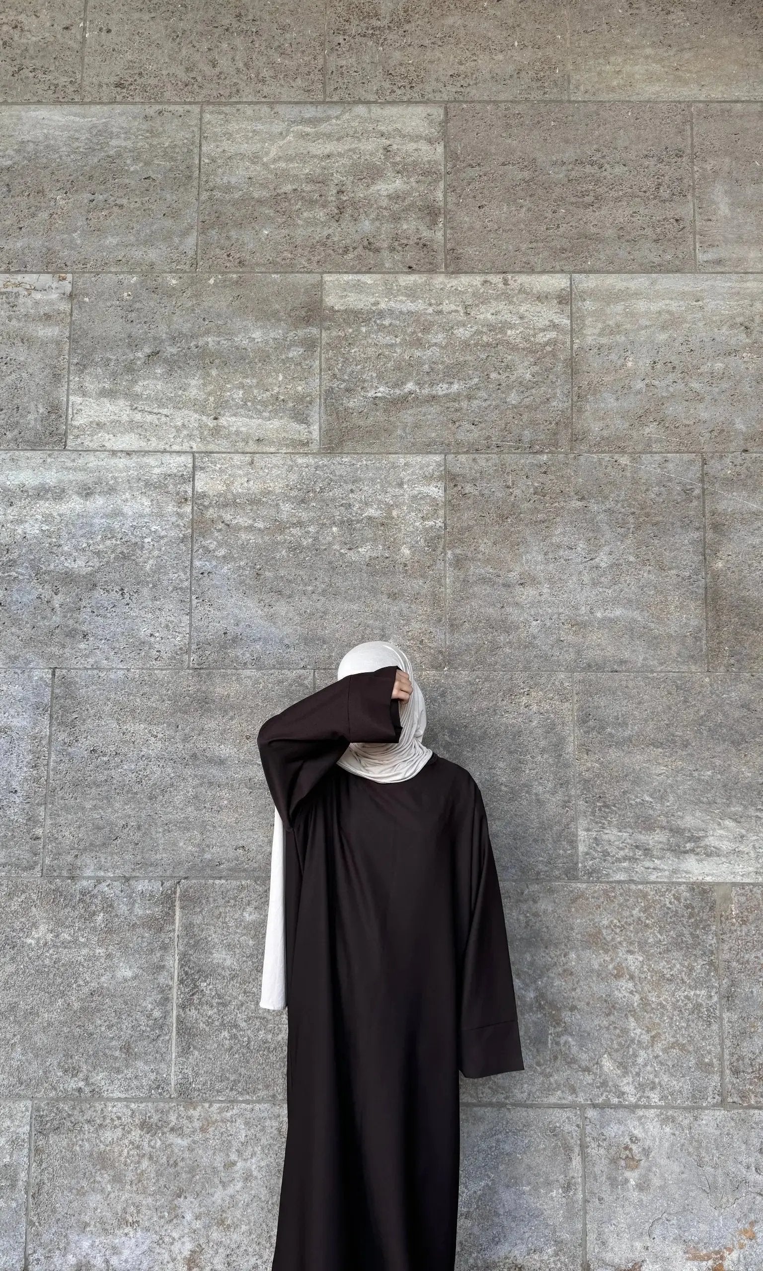 schwarze abaya, oversized mit langen ärmeln, bodenlang, frontansicht