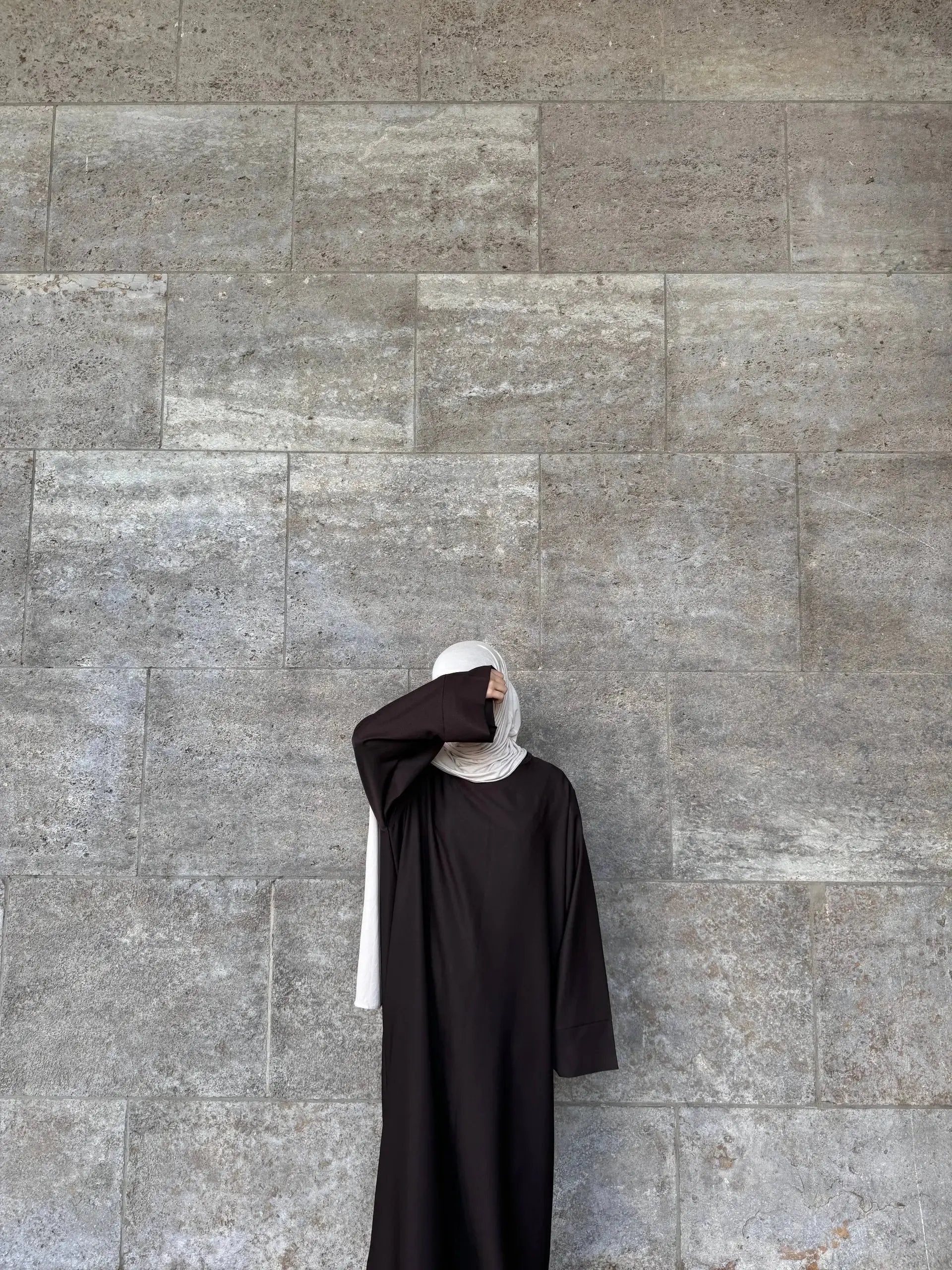 schwarze abaya, oversized mit langen ärmeln, bodenlang, frontansicht