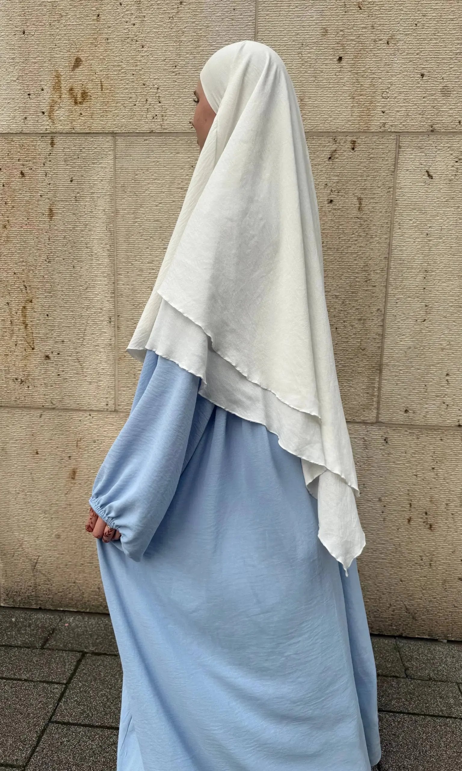 abaya aus hellblauem jazzstoff, weit geschnitten mit elastischem ärmelbund, seitenansicht unter weißem khimar