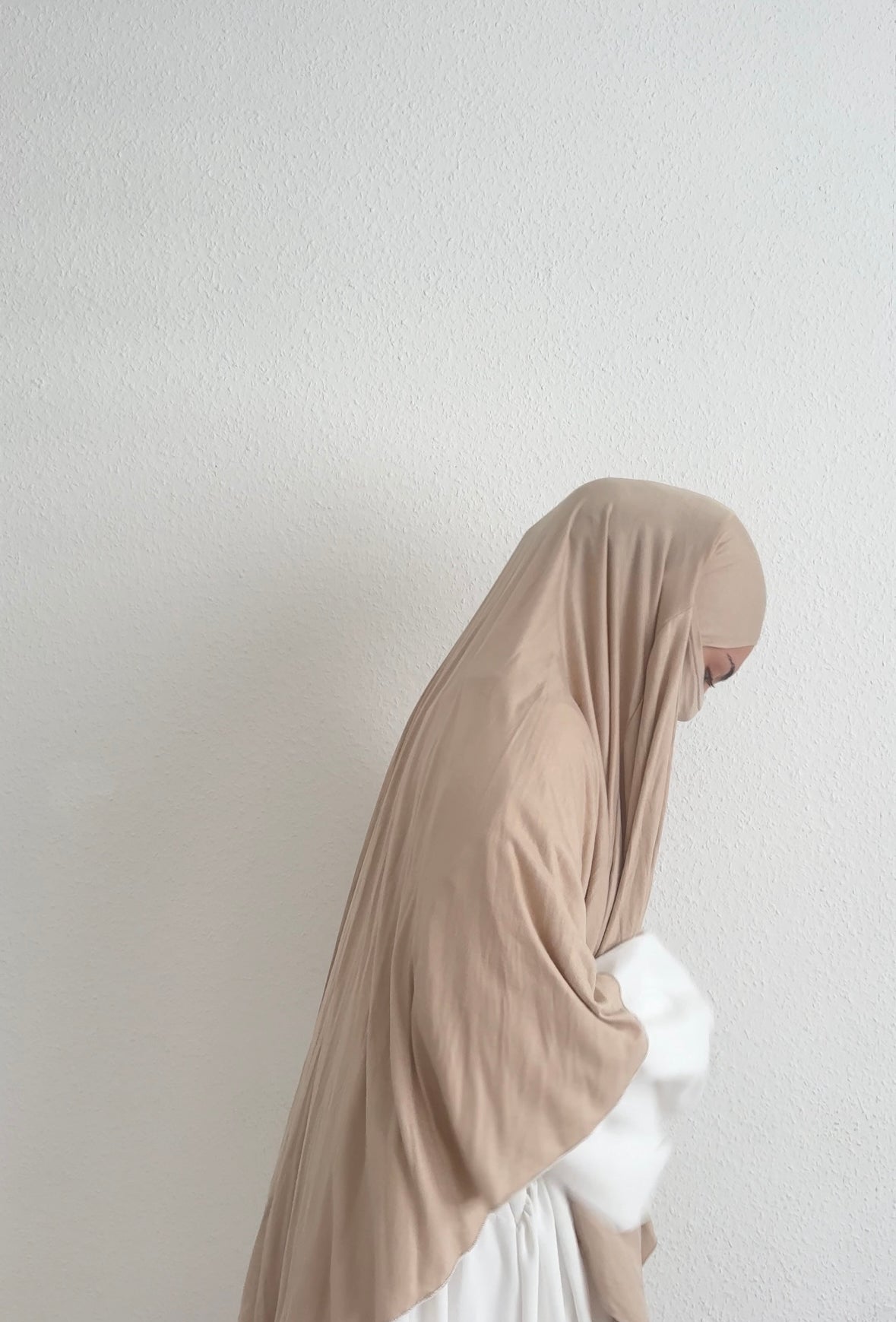 khimar beige aus viskose-jersey, fließender fall, vorn kürzer hinten länger, seitenansicht