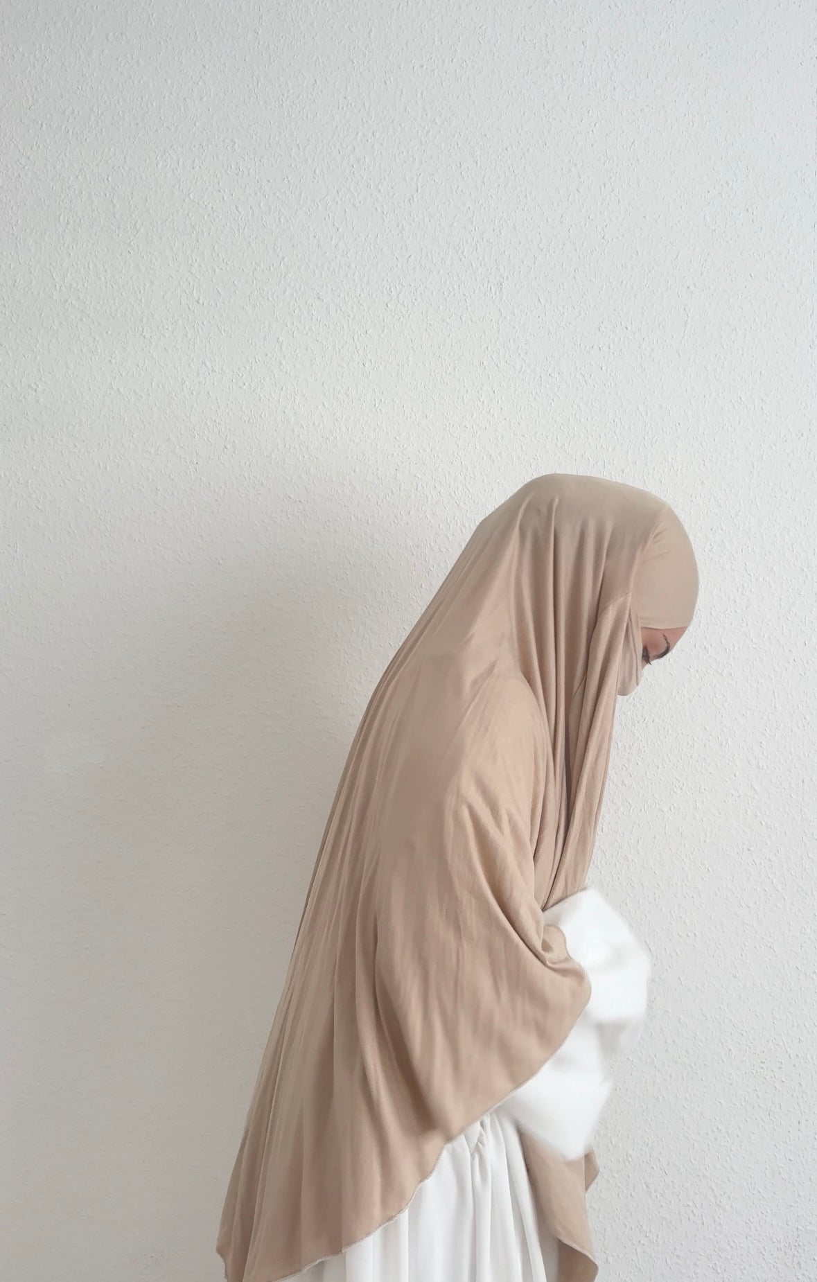 khimar beige aus viskose-jersey, fließender fall, vorn kürzer hinten länger, seitenansicht