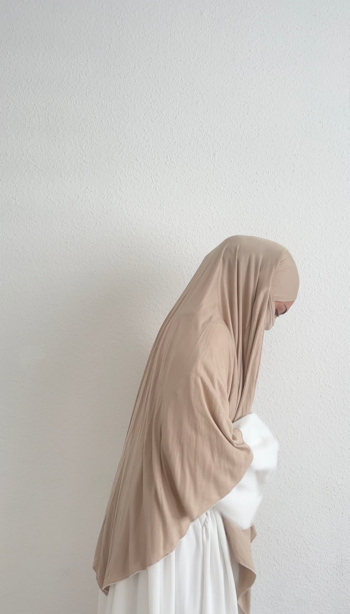 khimar beige aus viskose-jersey, fließender fall, vorn kürzer hinten länger, seitenansicht