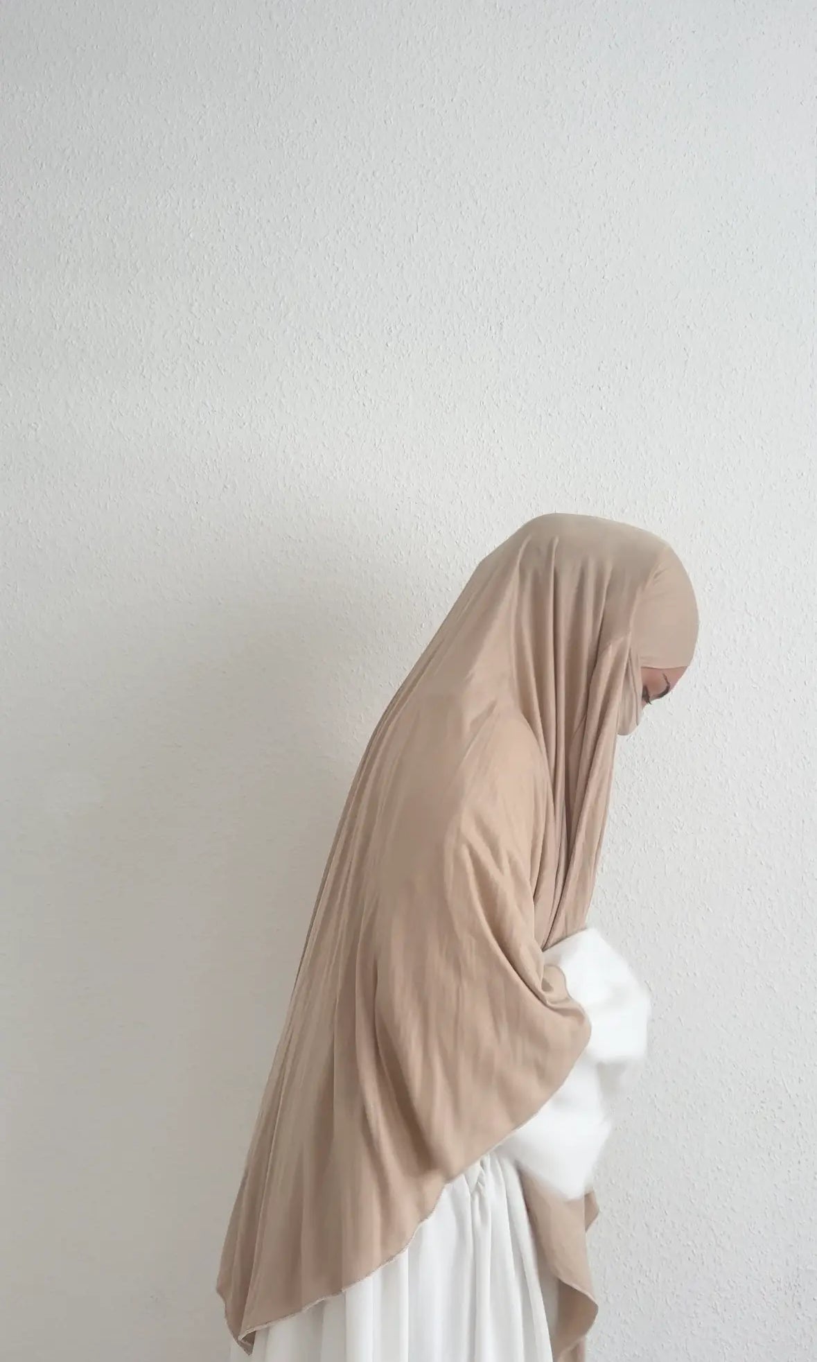 khimar beige aus viskose-jersey, fließender fall, vorn kürzer hinten länger, seitenansicht