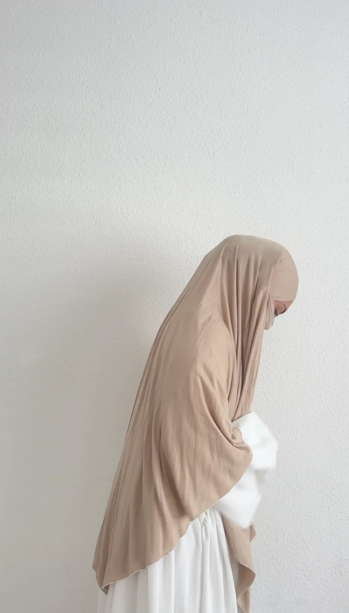 khimar beige aus viskose-jersey, fließender fall, vorn kürzer hinten länger, seitenansicht