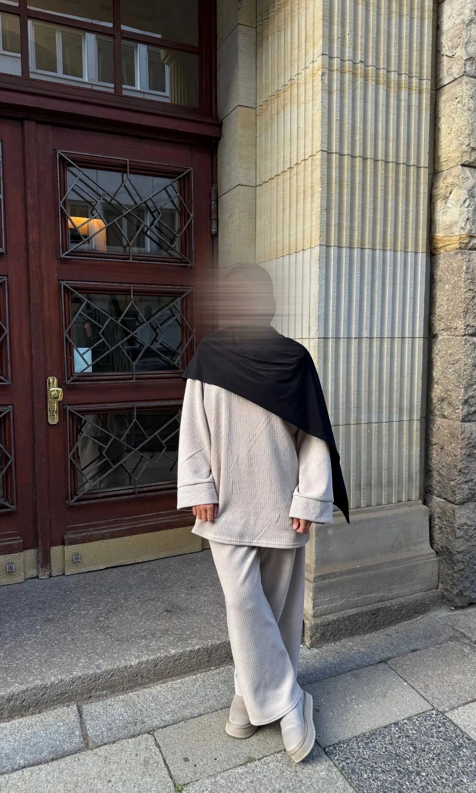 zweiteiliges set aus cord mit langem oberteil und hose, frontansicht, für herbst/winter