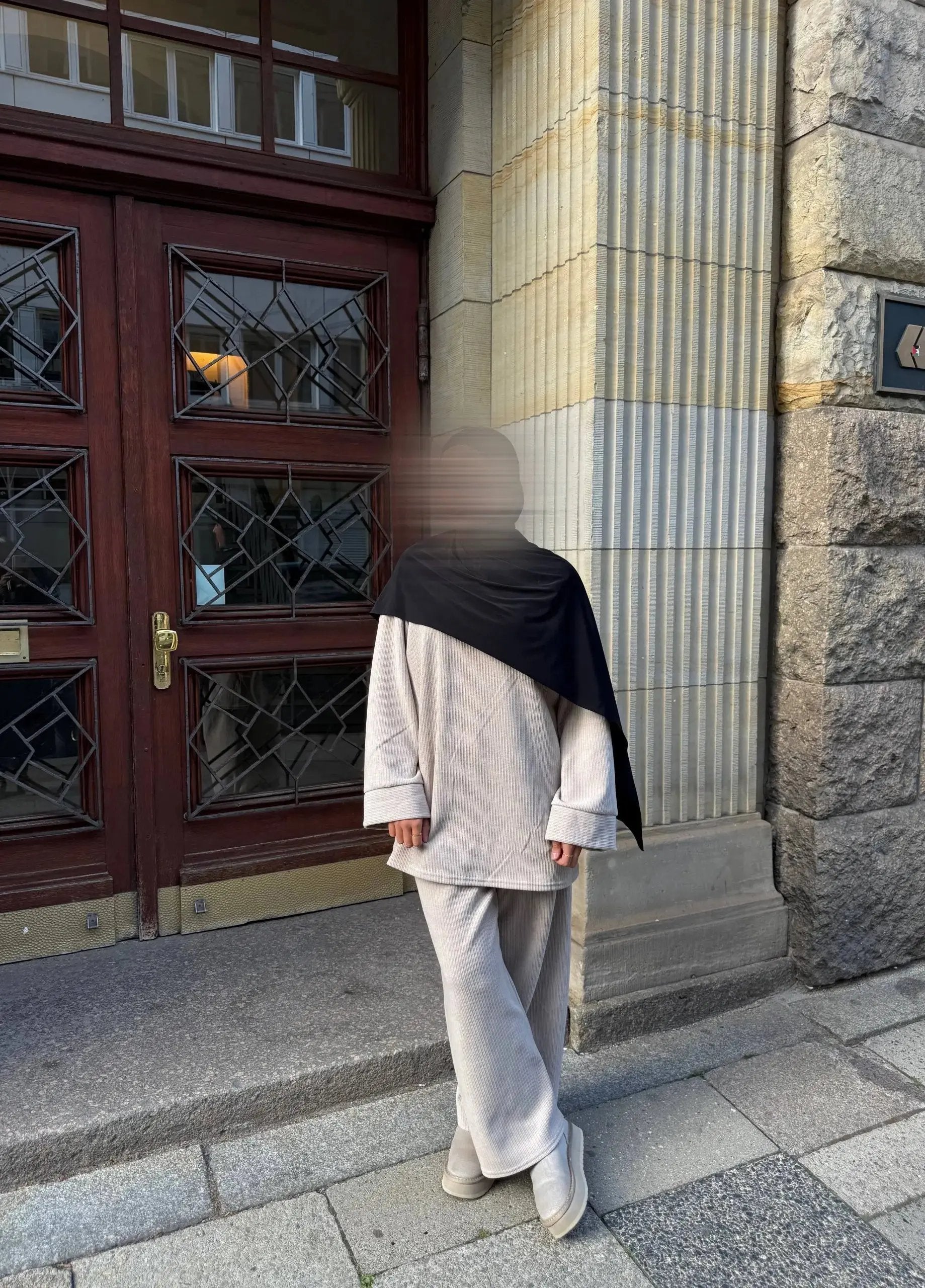 zweiteiliges set aus cord mit langem oberteil und hose, frontansicht, für herbst/winter