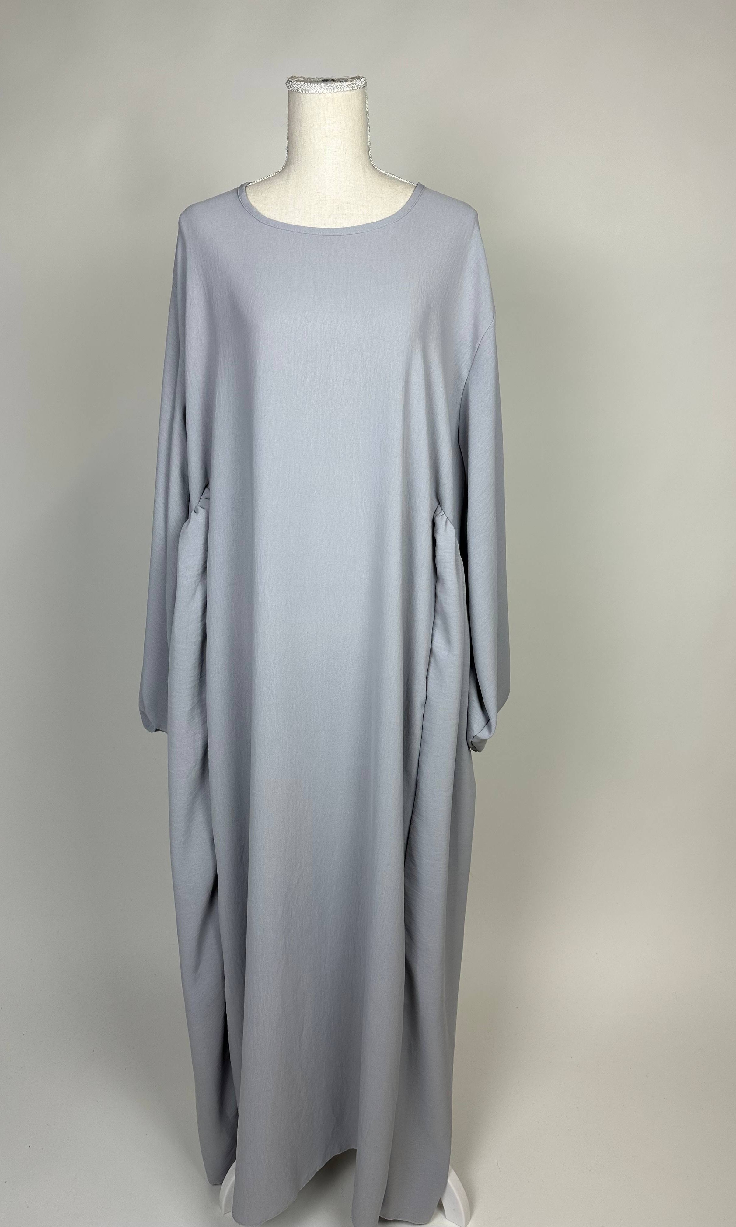 abaya aus hellgrauem jazzstoff, extraweit mit fallenden langen ärmeln und rundhals, bodenlang – frontansicht