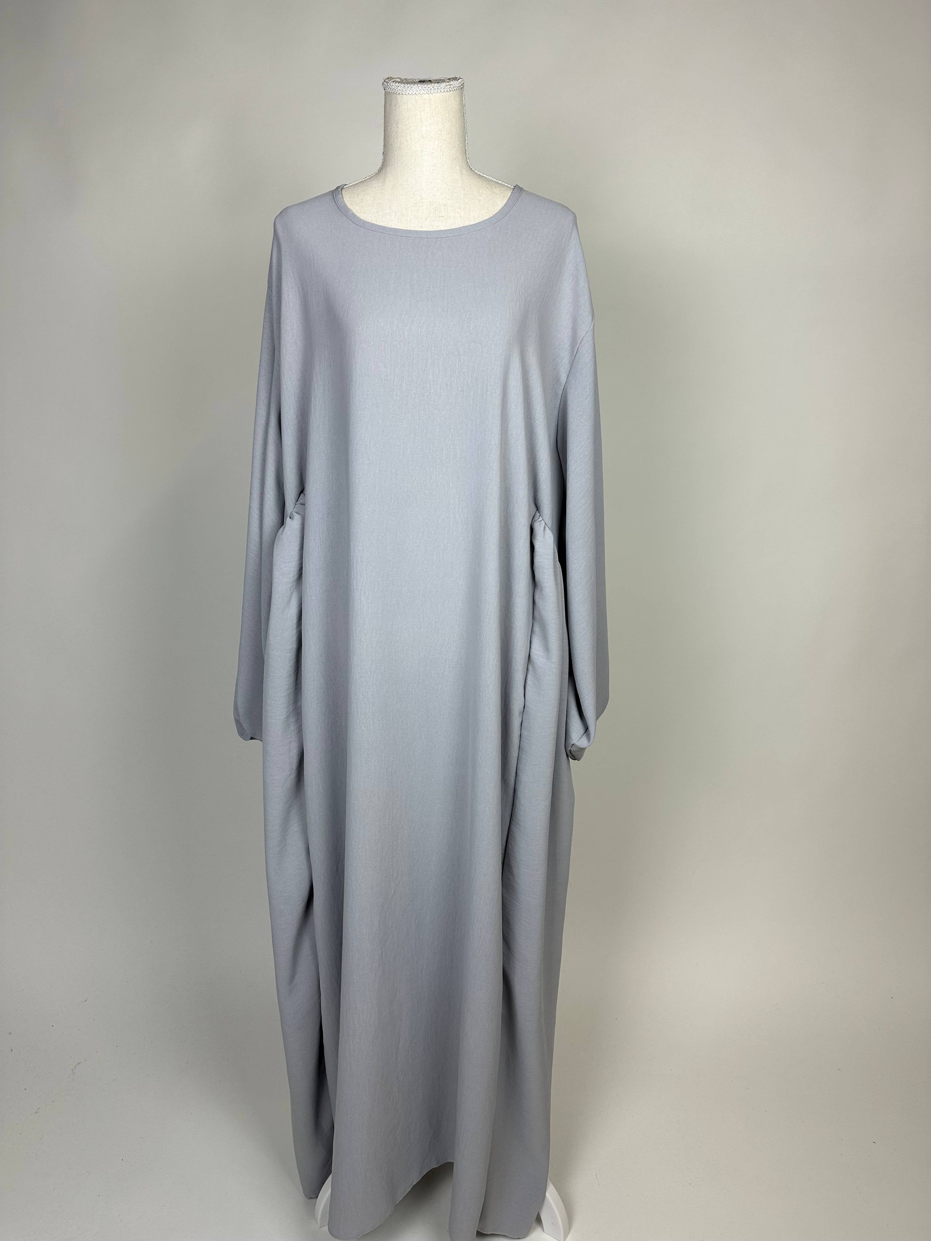abaya aus hellgrauem jazzstoff, extraweit mit fallenden langen ärmeln und rundhals, bodenlang – frontansicht