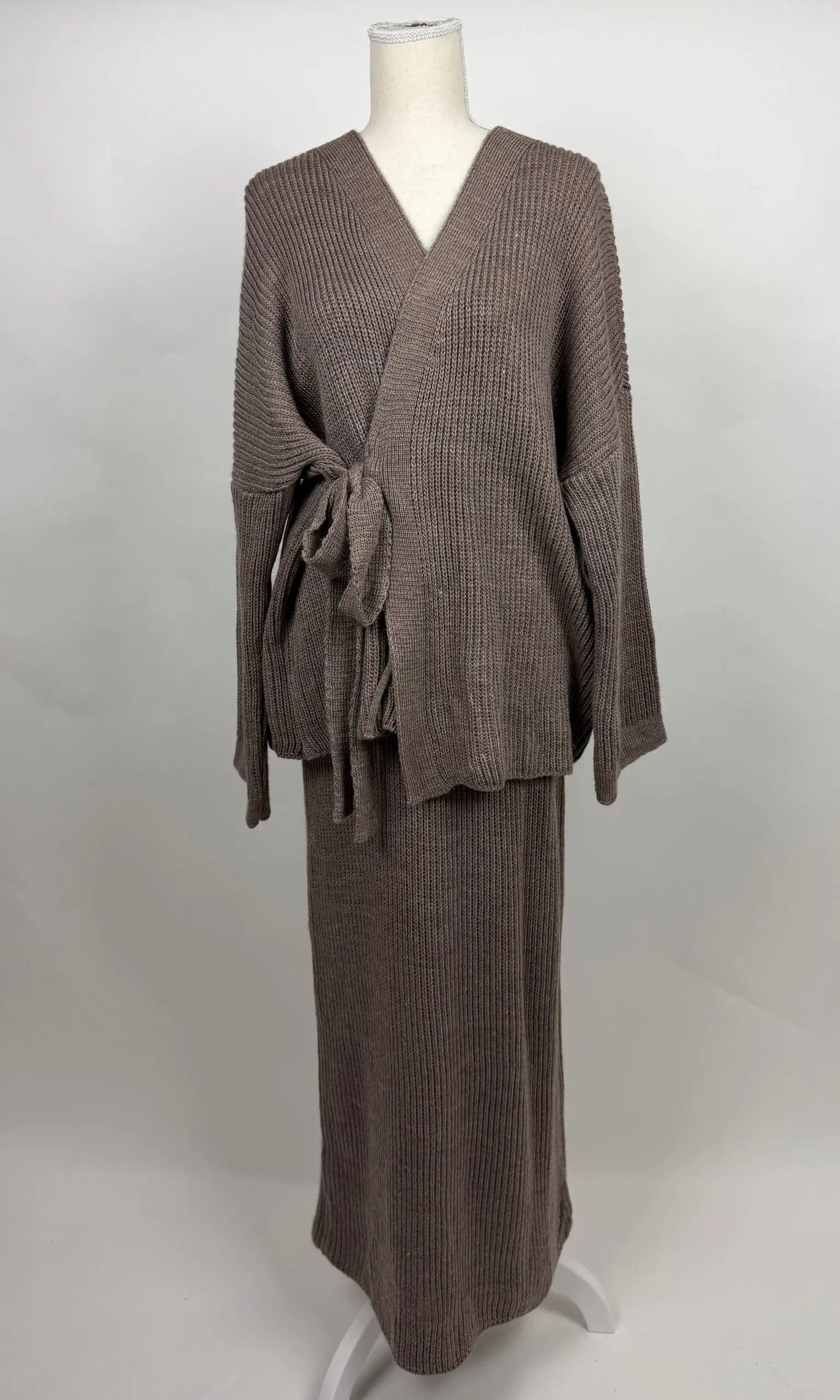 strick-zweiteiler aus 100% acryl mit langem oberteil (85 cm) und langem rock (110 cm)