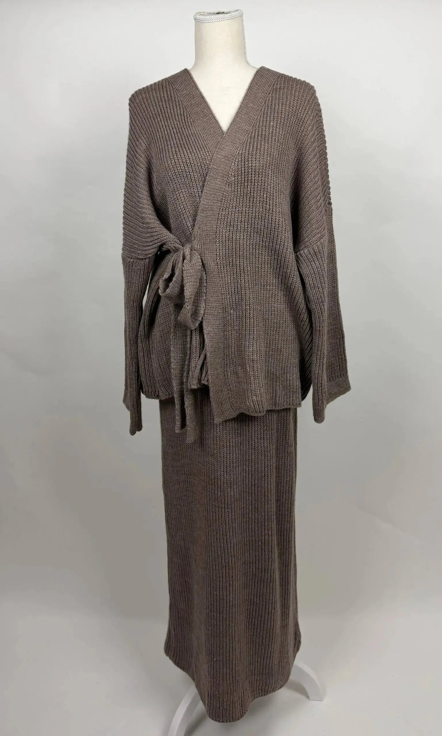 strick-zweiteiler aus 100% acryl mit langem oberteil (85 cm) und langem rock (110 cm)