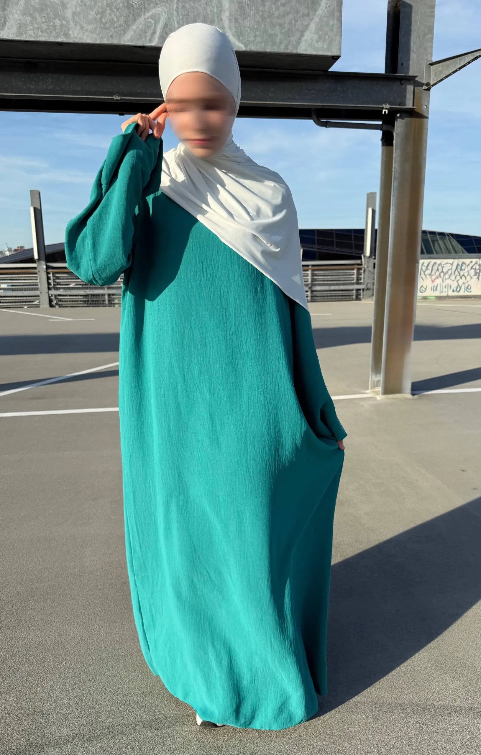 bodenlange abaya mit langen ärmeln und fließendem, luftigem stoff