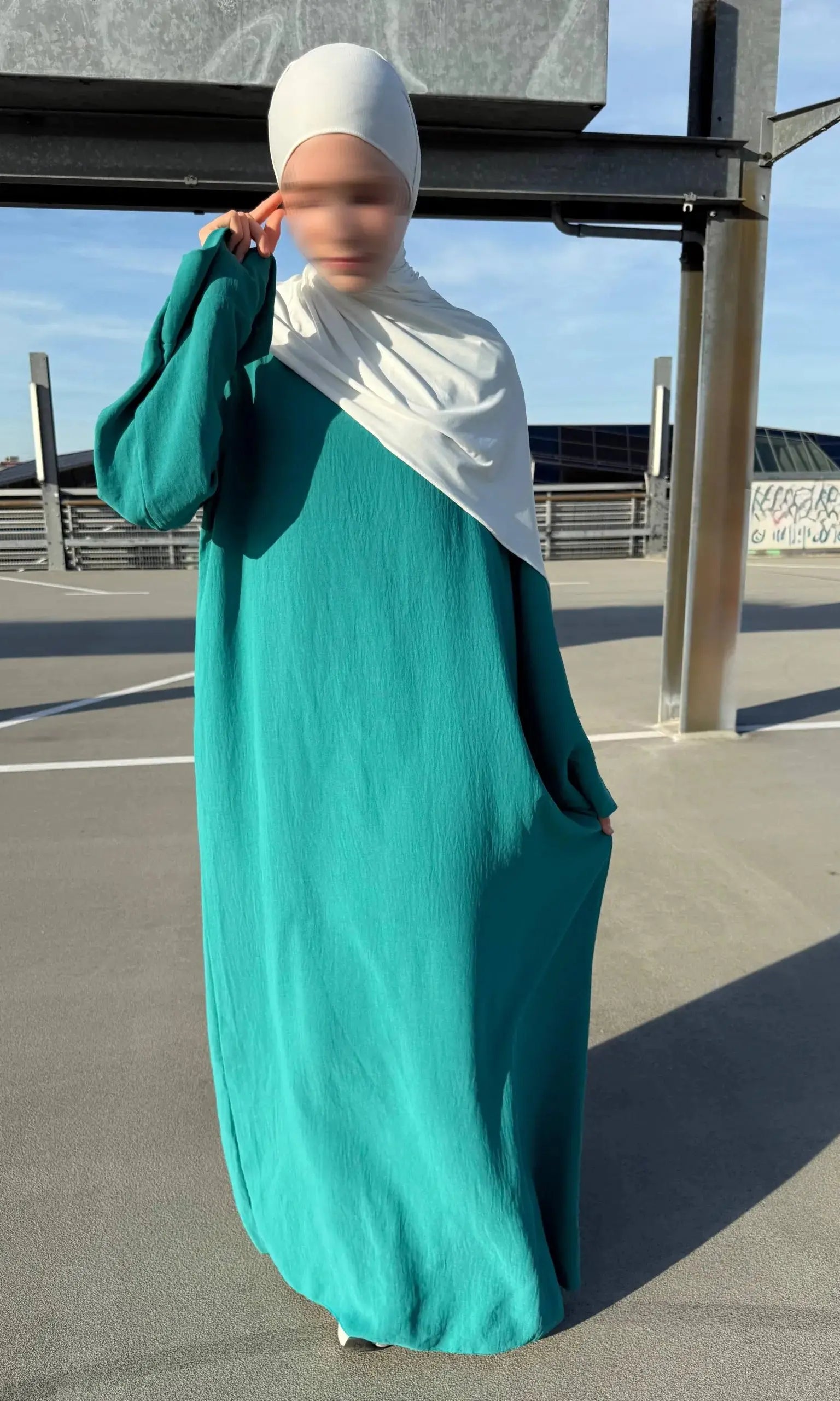 bodenlange abaya mit langen ärmeln und fließendem, luftigem stoff