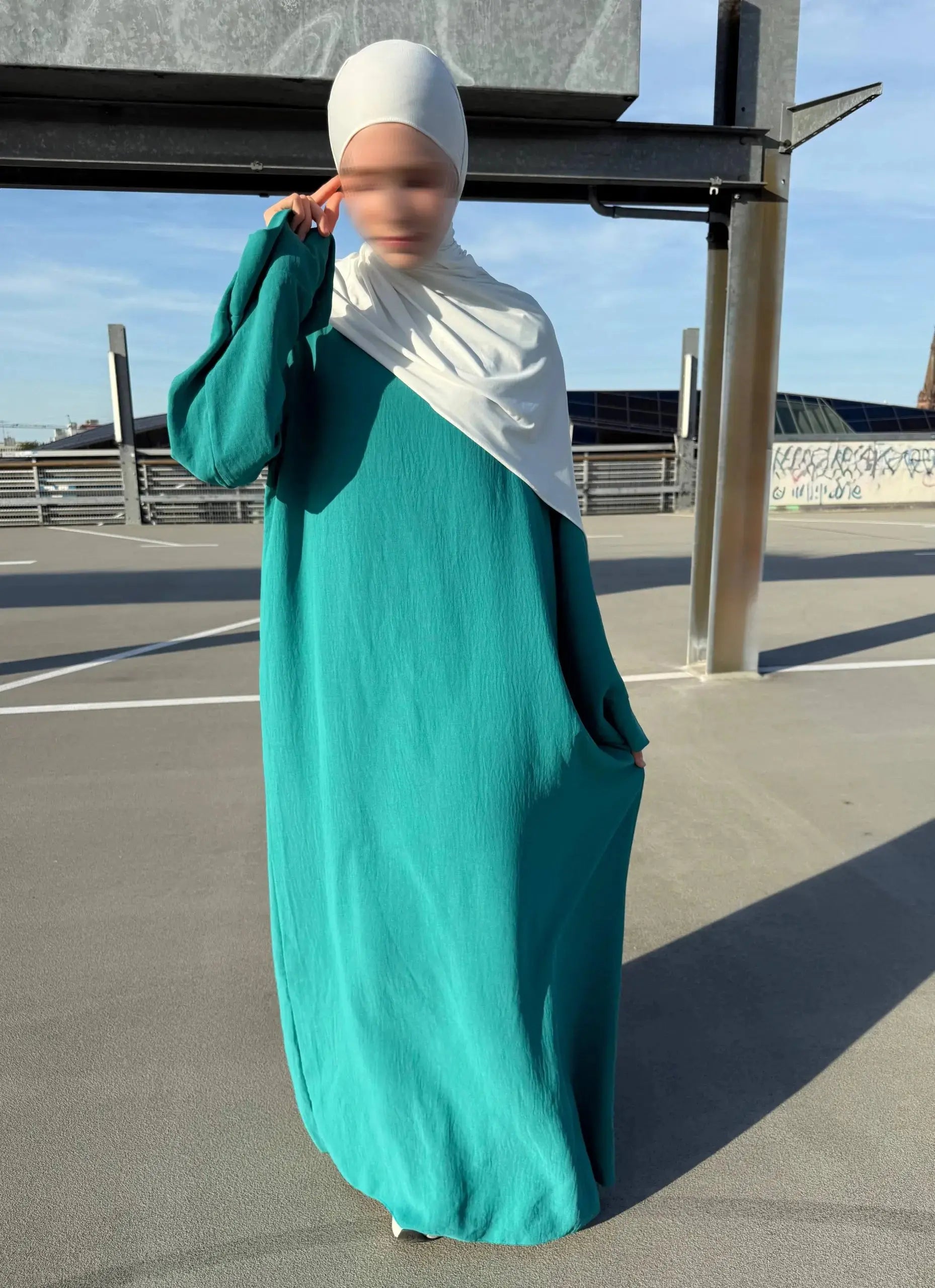 bodenlange abaya mit langen ärmeln und fließendem, luftigem stoff