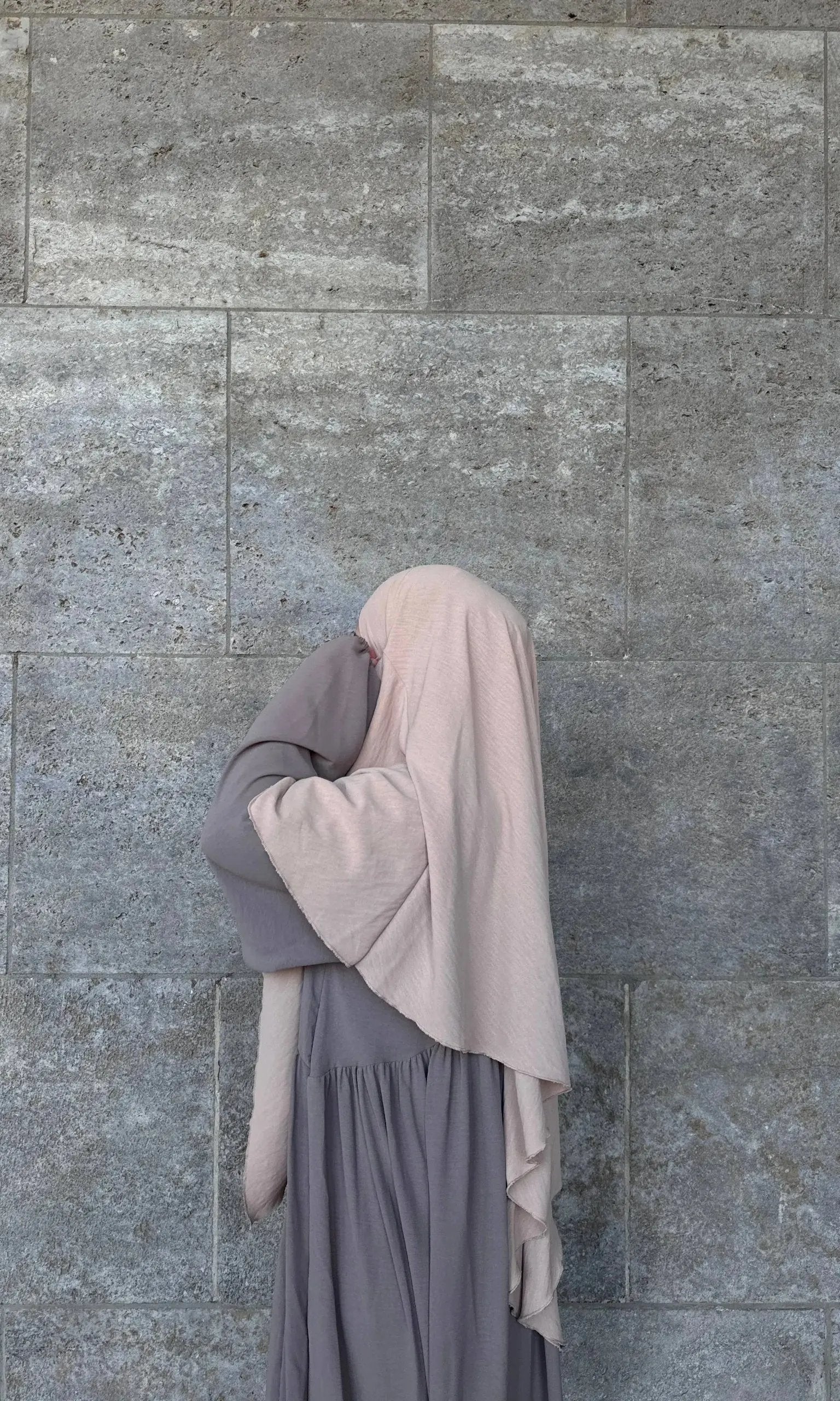 Rosébeiger einlagiger Khimar aus Jazz fällt lang und fließend, Seitenansicht