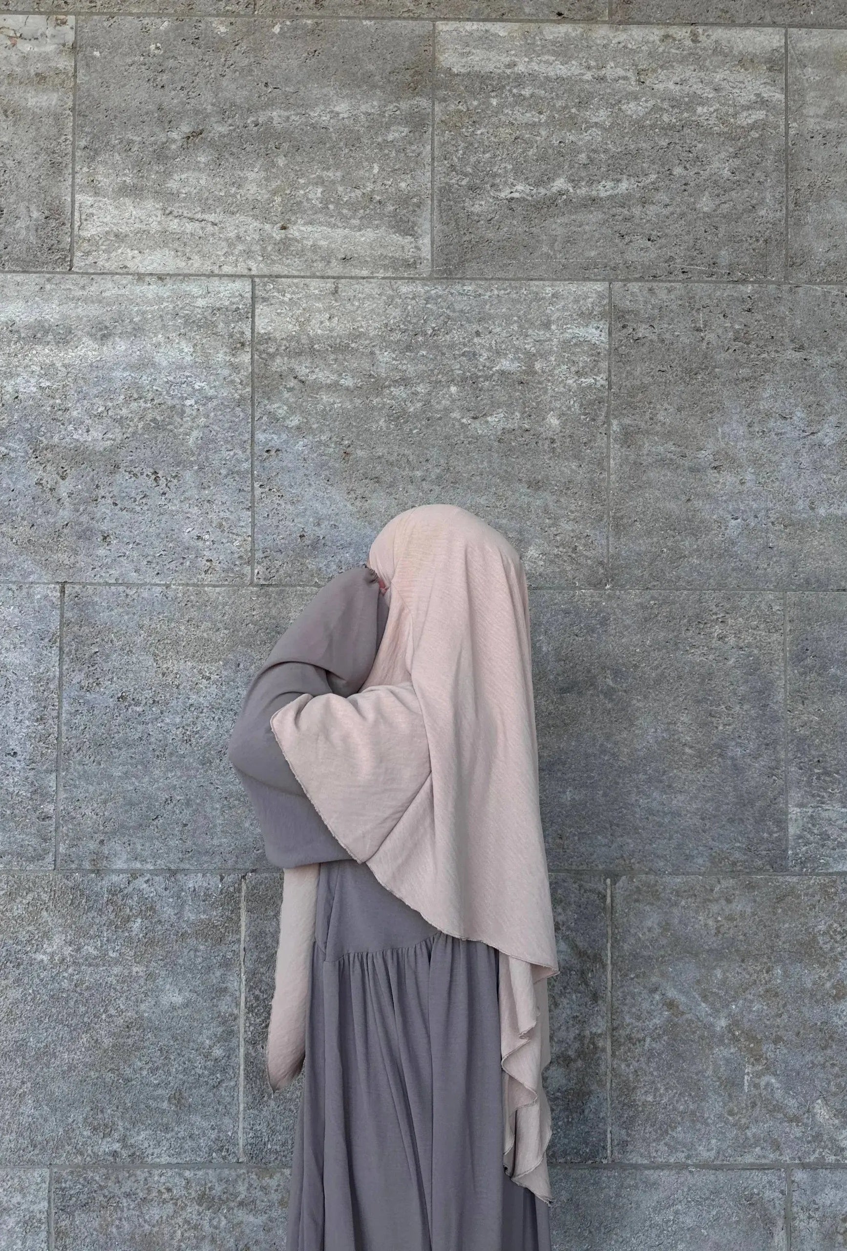 Rosébeiger einlagiger Khimar aus Jazz fällt lang und fließend, Seitenansicht