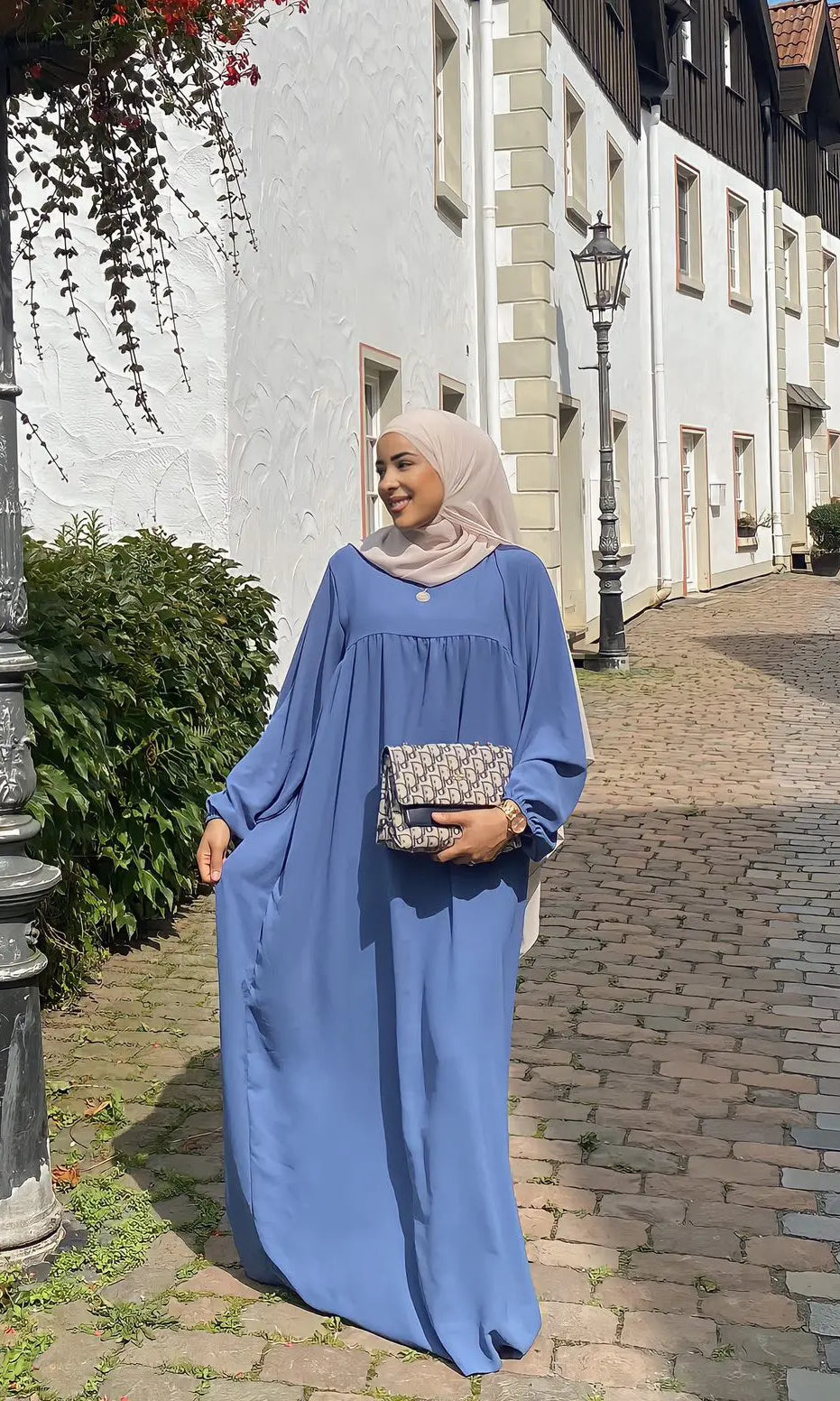 blaue Jazz-Stoff-Abaya mit Ballonärmeln, bodenlang, Frontansicht