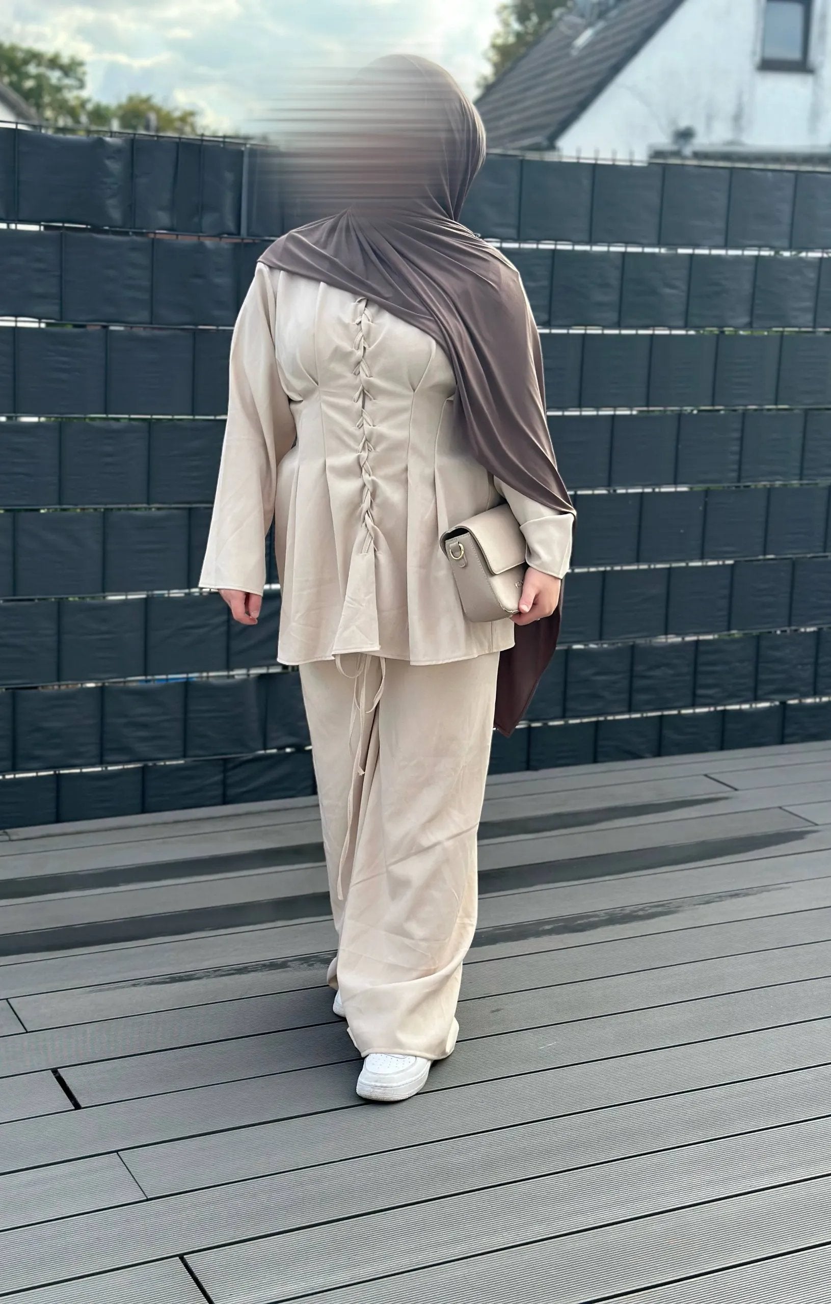 zweiteiler-mit-hose polyester-elastan groesse32-40-vorne-und-ruecken-schnuert frontansicht