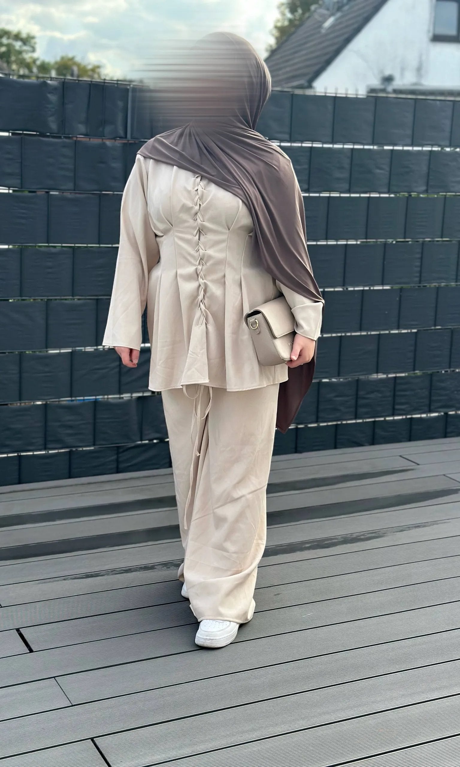 zweiteiler-mit-hose polyester-elastan groesse32-40-vorne-und-ruecken-schnuert frontansicht