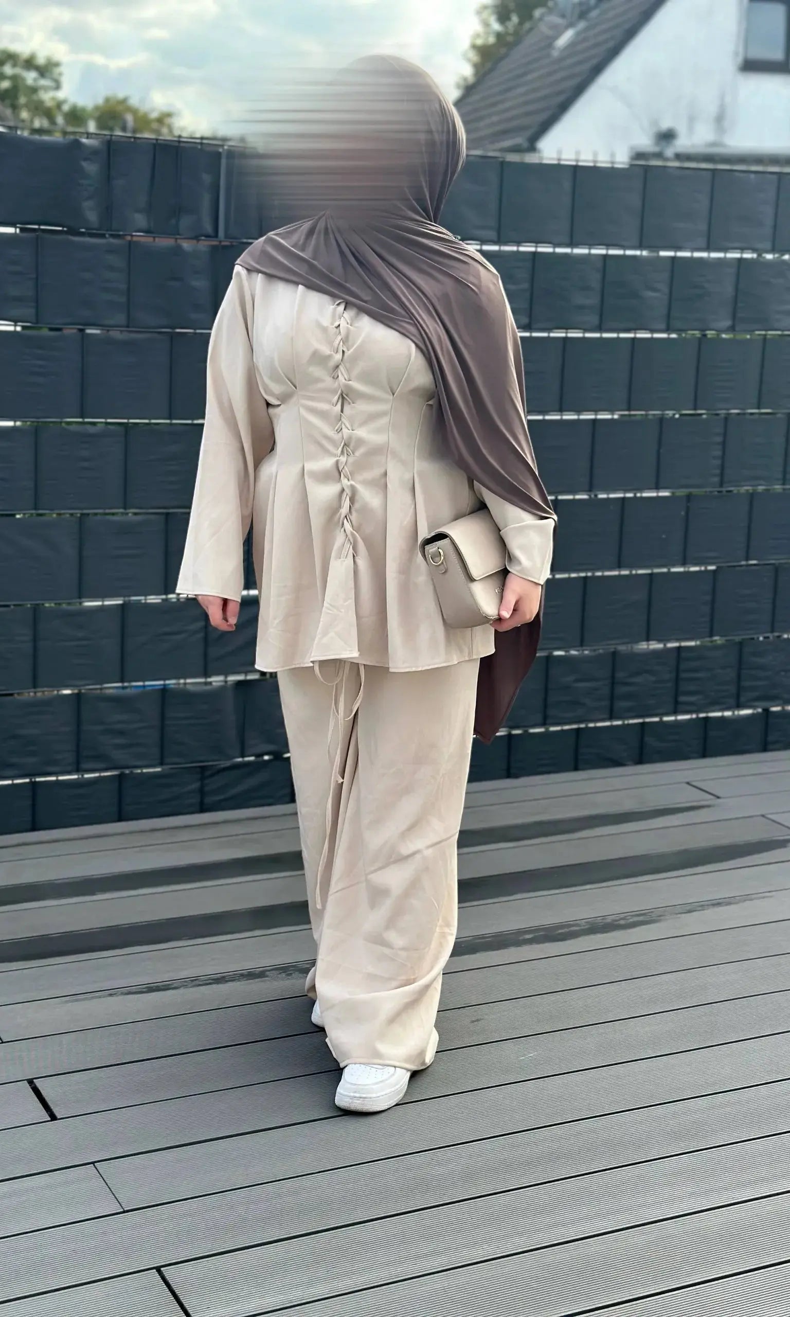 zweiteiler-mit-hose polyester-elastan groesse32-40-vorne-und-ruecken-schnuert frontansicht