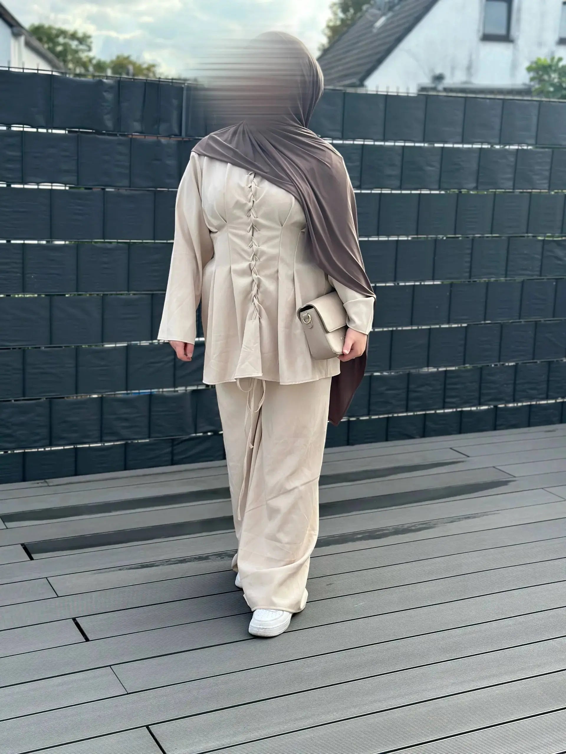 zweiteiler-mit-hose polyester-elastan groesse32-40-vorne-und-ruecken-schnuert frontansicht