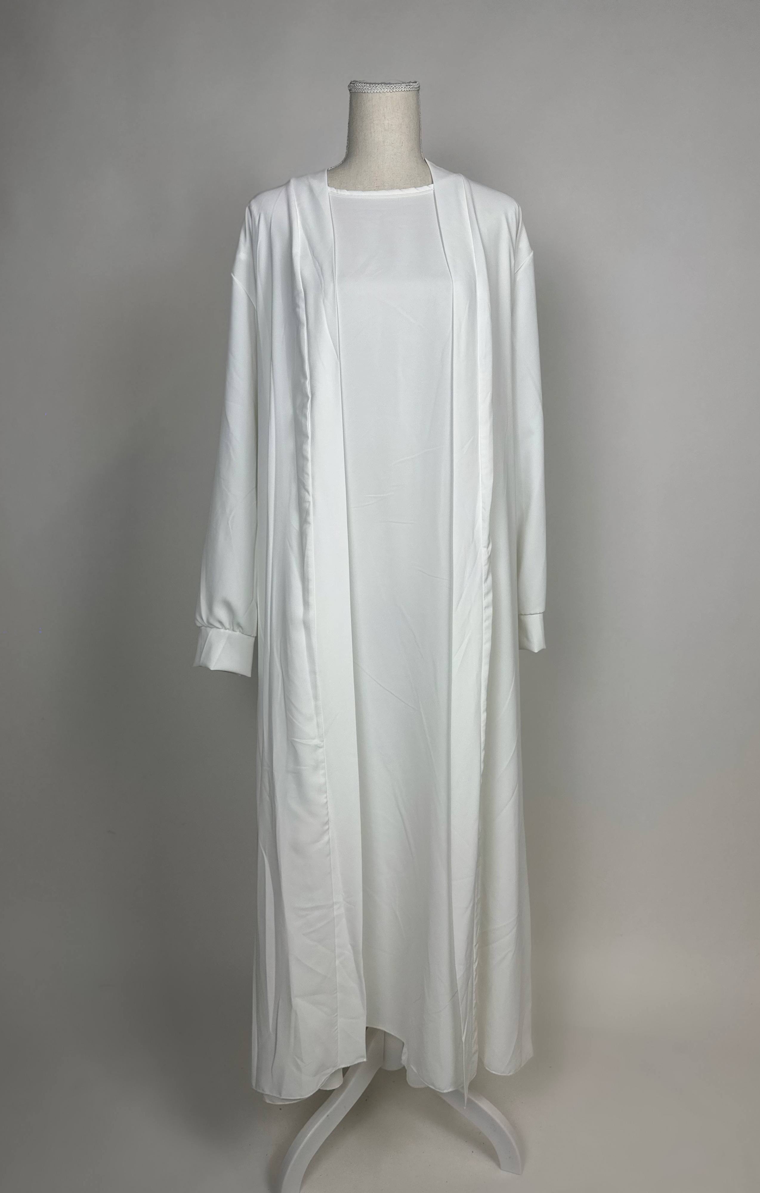Weiße Open-Abaya Dubai aus Medina-Seide mit passendem Unterkleid ist in Vorderansicht zu sehen.