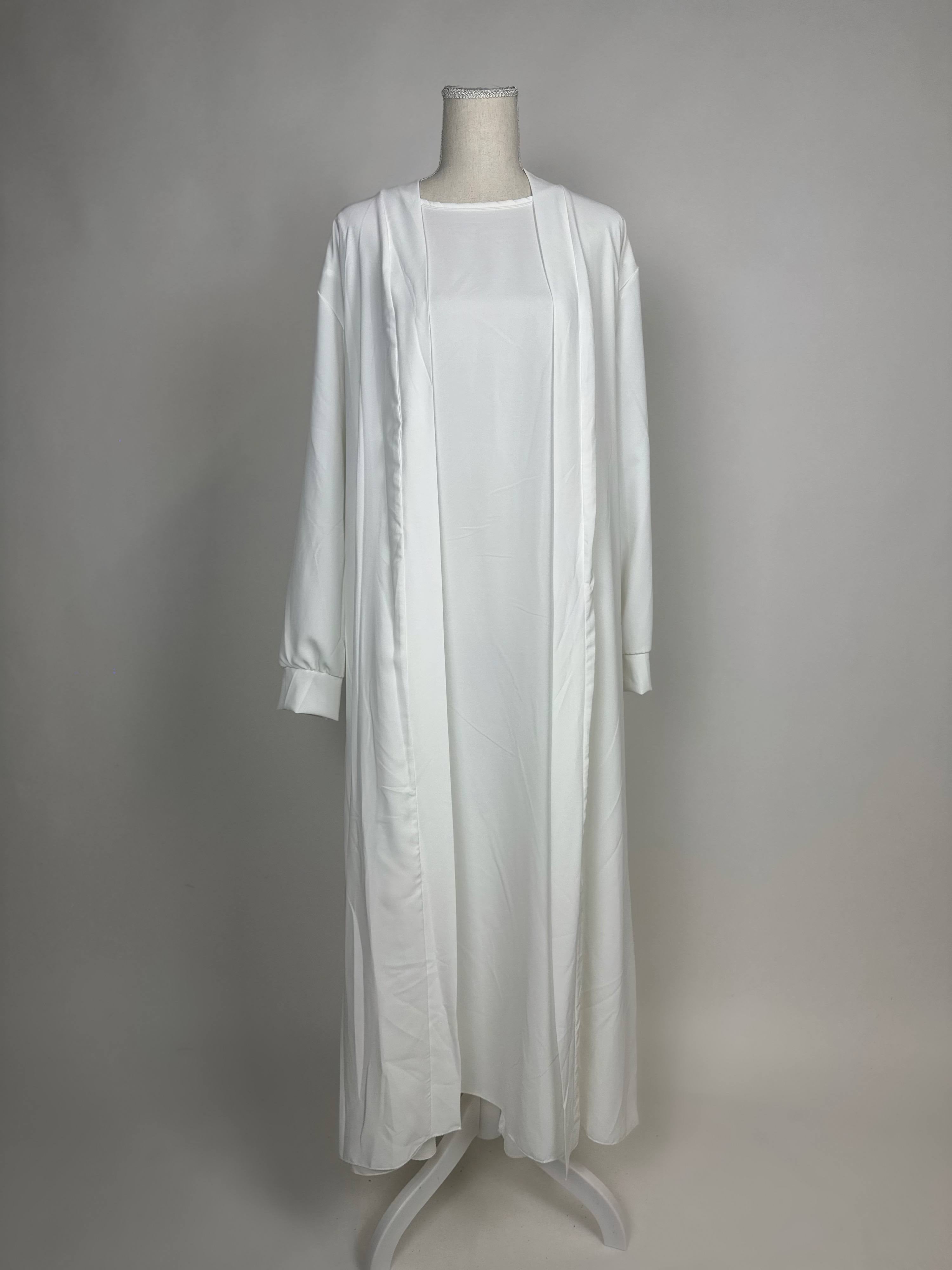 Weiße Open-Abaya Dubai aus Medina-Seide mit passendem Unterkleid ist in Vorderansicht zu sehen.