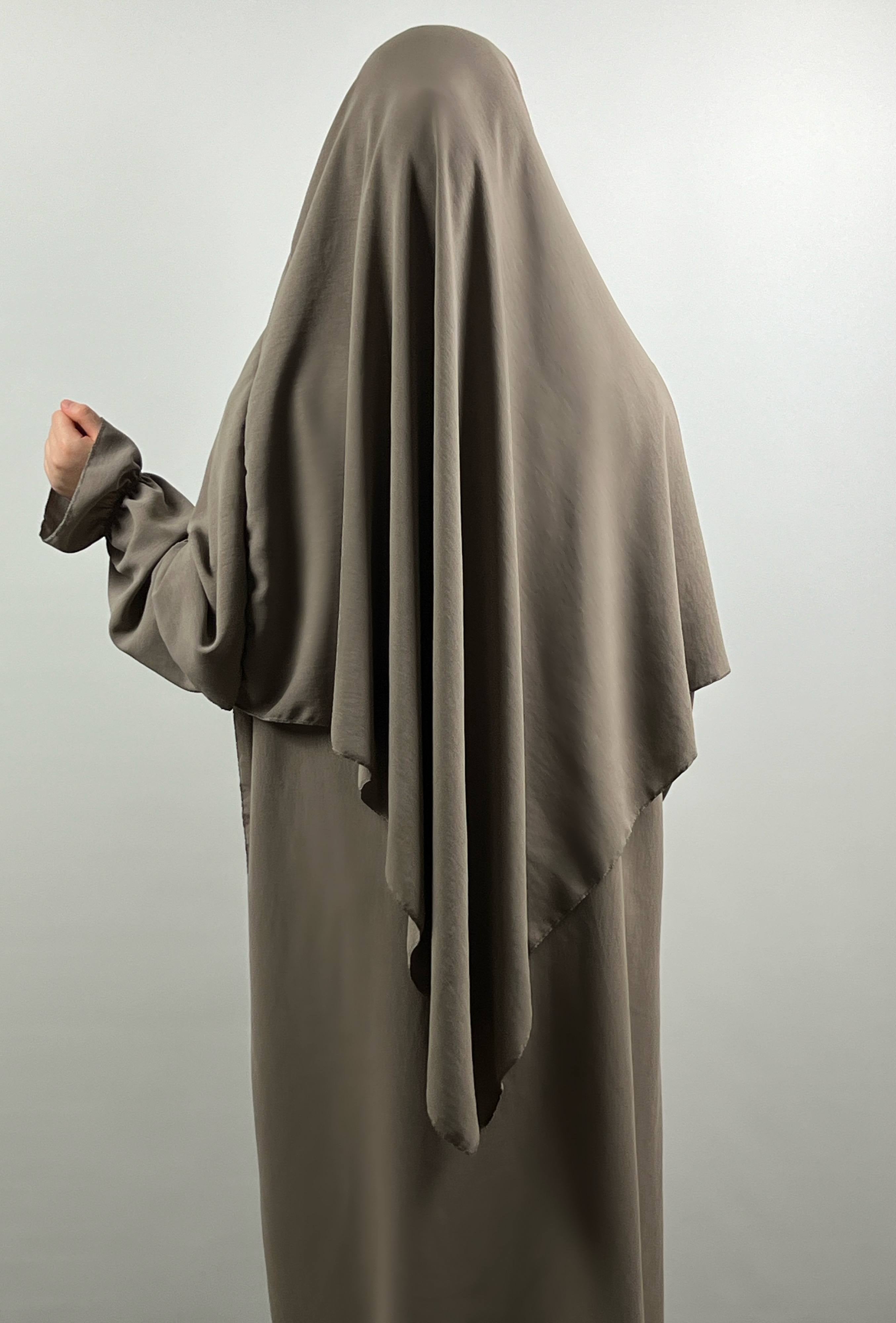 Eine schwarze Abaya aus leichtem Stoff mit Rüschen- und Ballonärmeln und passendem Khimar, Frontalansicht