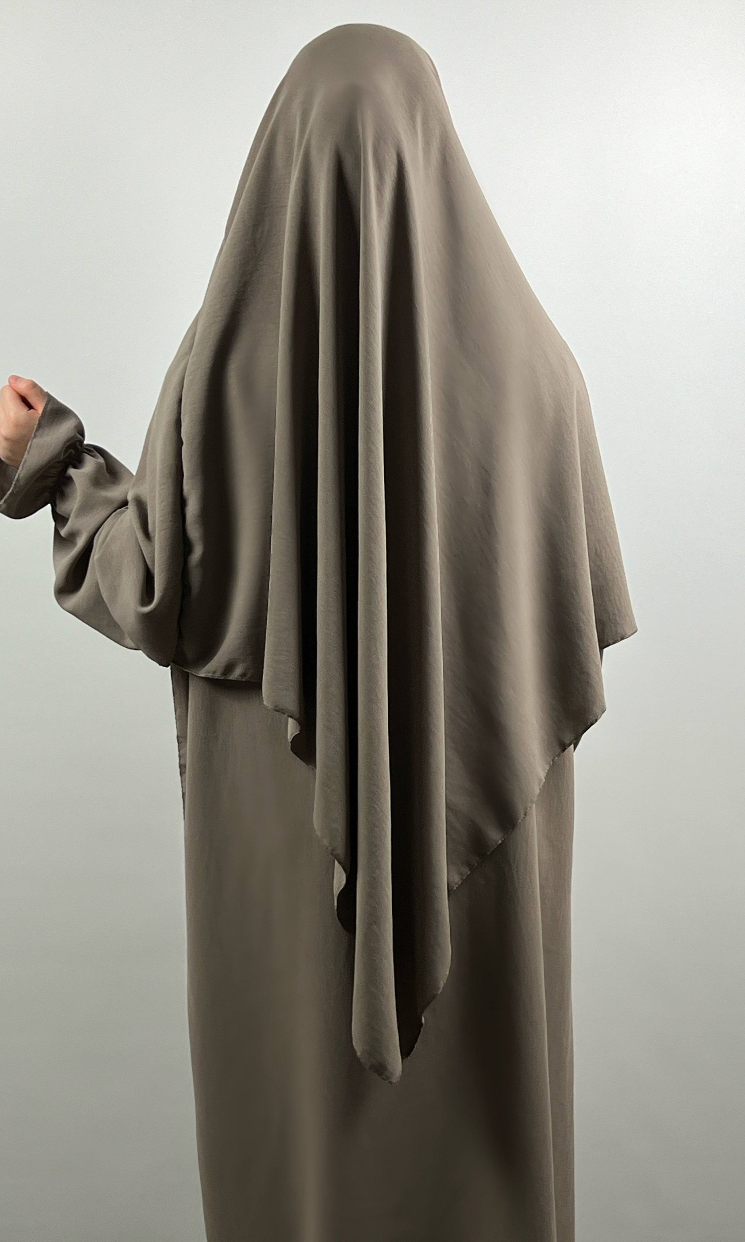 Eine schwarze Abaya aus leichtem Stoff mit Rüschen- und Ballonärmeln und passendem Khimar, Frontalansicht