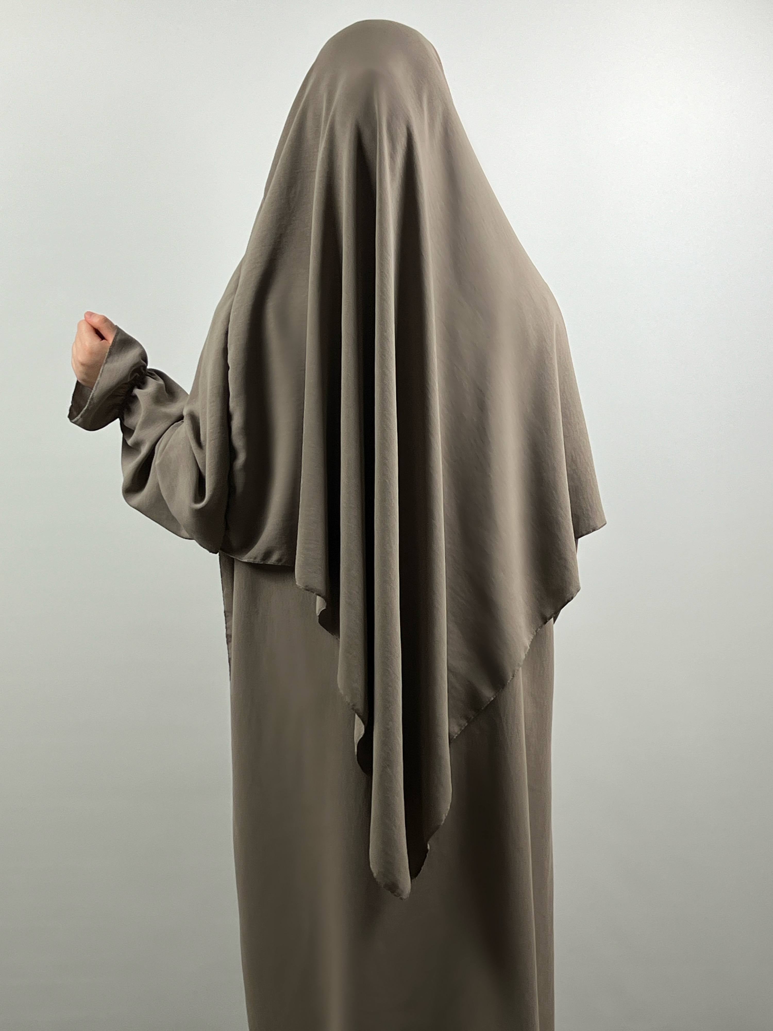 Eine schwarze Abaya aus leichtem Stoff mit Rüschen- und Ballonärmeln und passendem Khimar, Frontalansicht