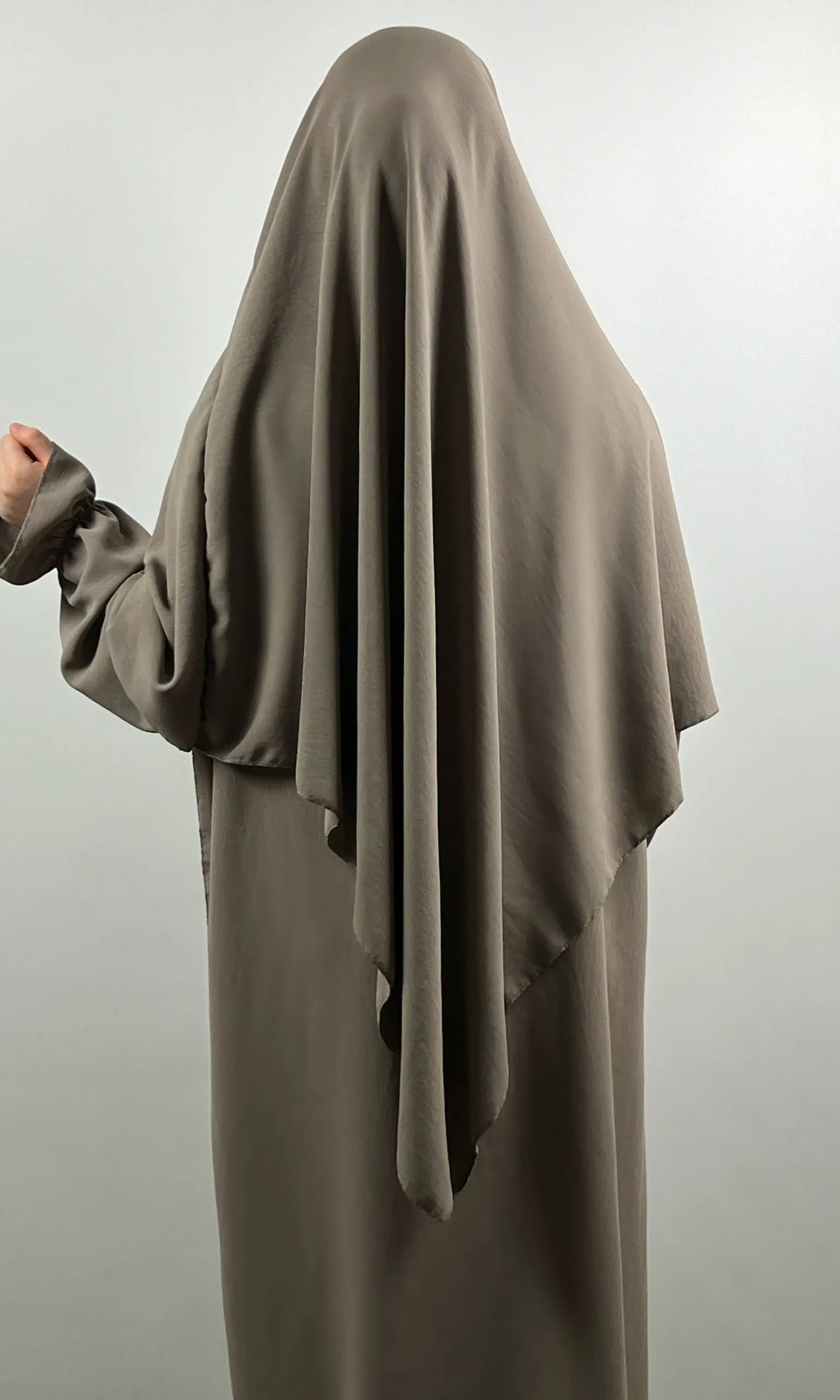 Eine schwarze Abaya aus leichtem Stoff mit Rüschen- und Ballonärmeln und passendem Khimar, Frontalansicht