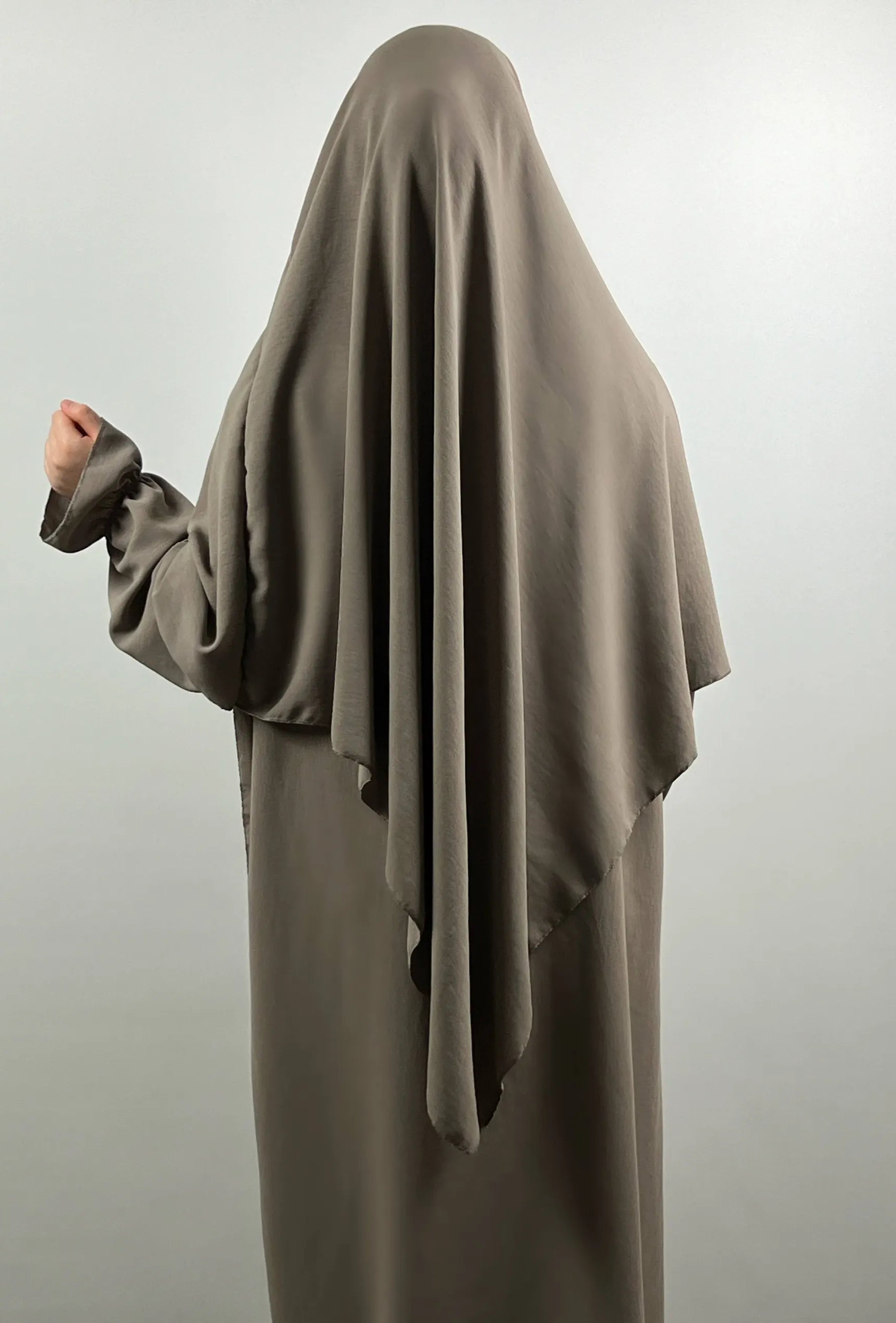 Eine schwarze Abaya aus leichtem Stoff mit Rüschen- und Ballonärmeln und passendem Khimar, Frontalansicht