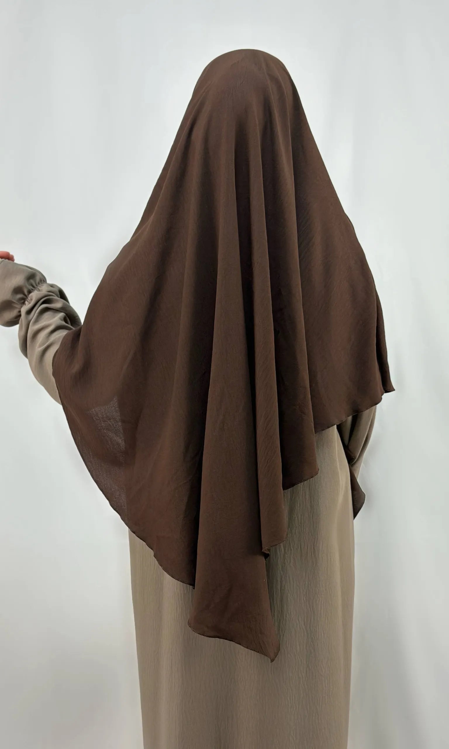 einlagiger khimar in creme aus jazz-stoff, drapiert in frontansicht, leicht und blickdicht