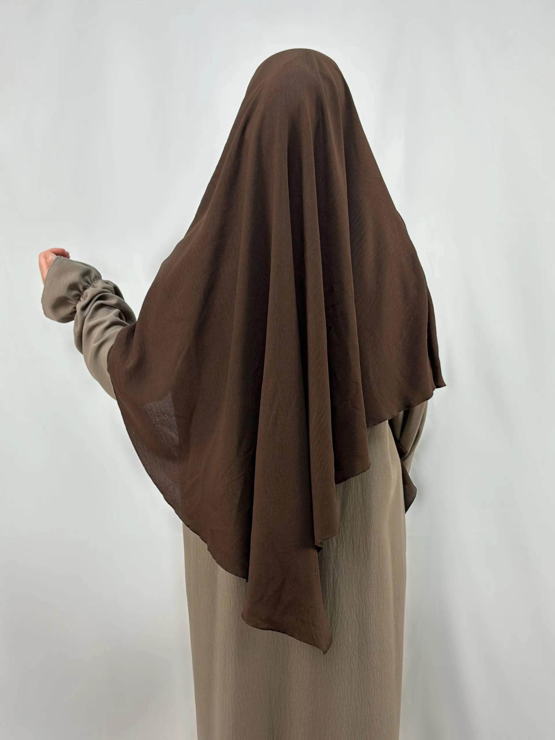 einlagiger khimar in creme aus jazz-stoff, drapiert in frontansicht, leicht und blickdicht