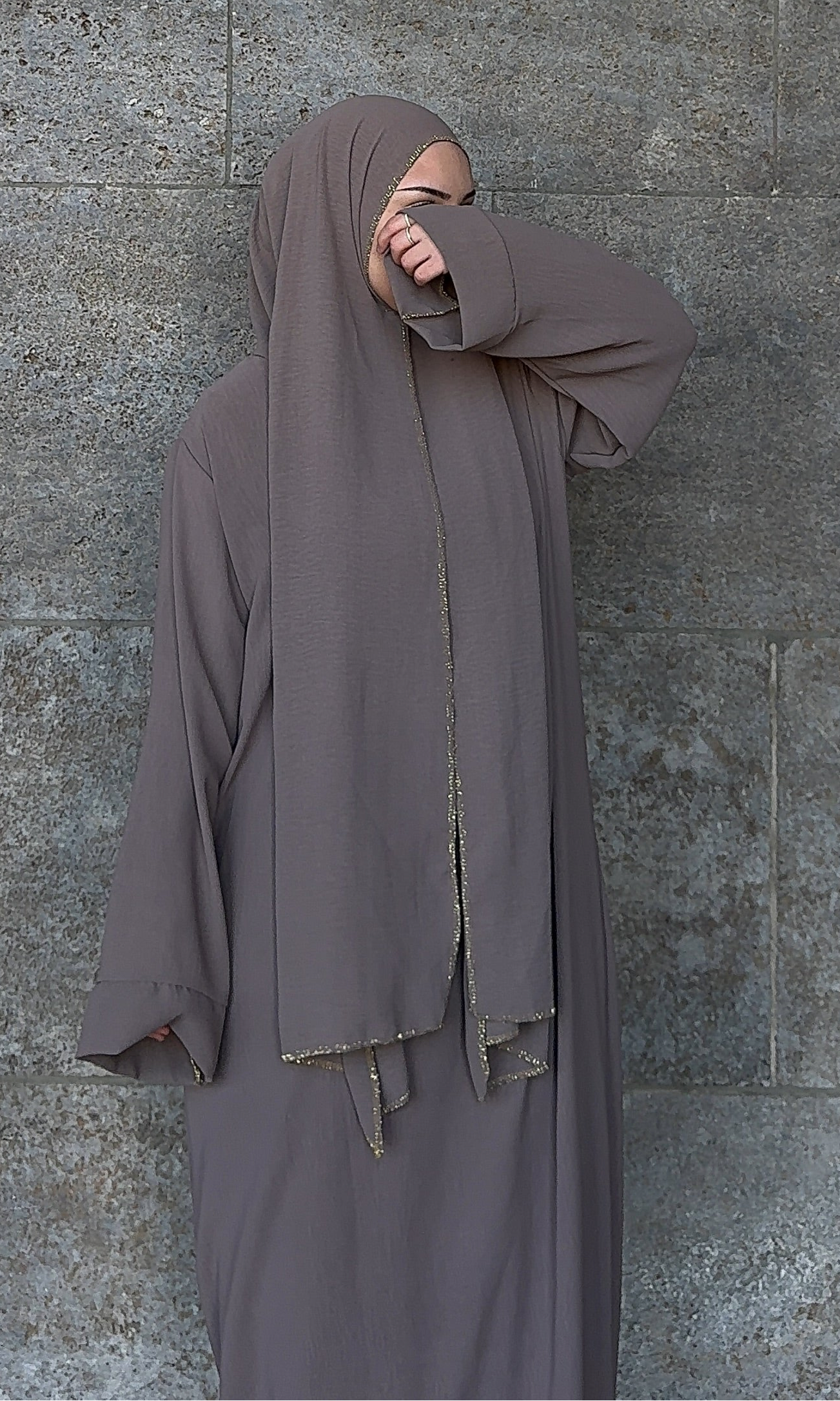 Taupefarbene Einteiler-Abaya aus Crêpe mit integriertem Hijab und goldener Kantenverzierung, Vorderansicht
