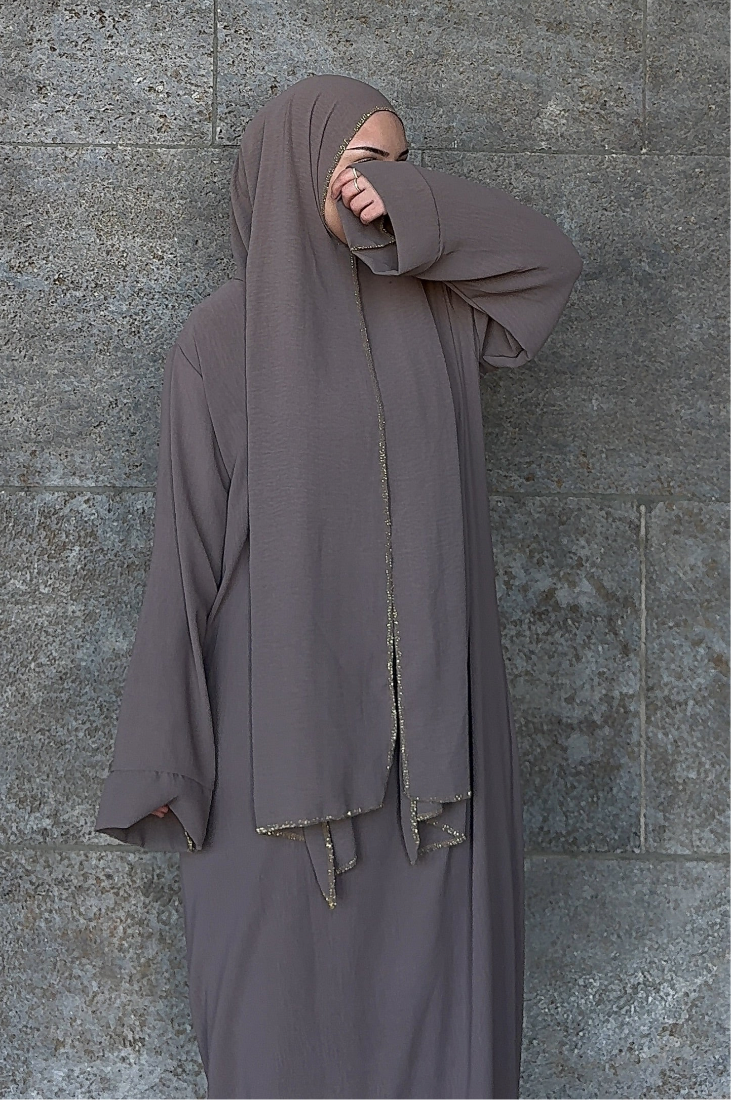 Taupefarbene Einteiler-Abaya aus Crêpe mit integriertem Hijab und goldener Kantenverzierung, Vorderansicht