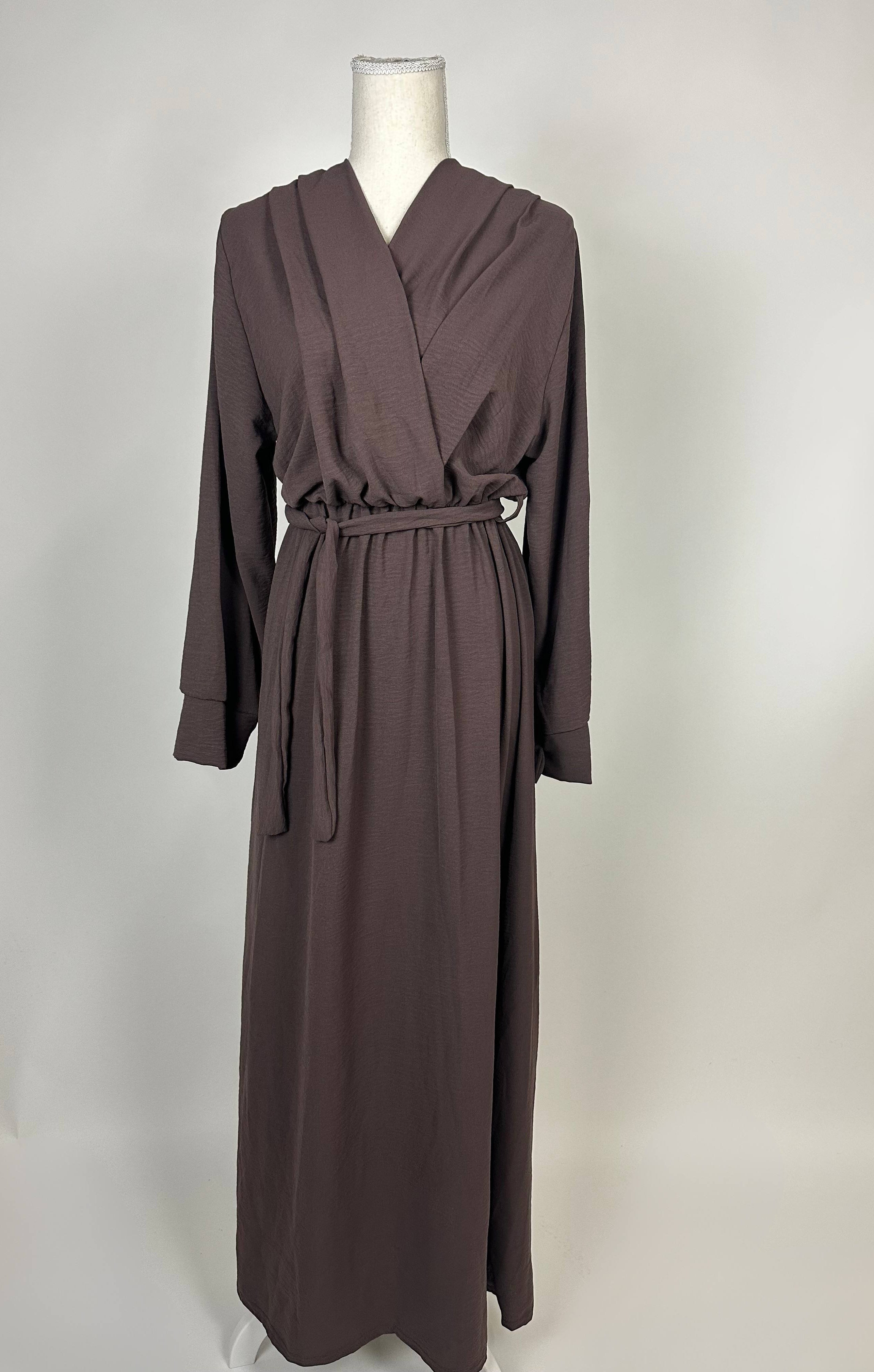 Dunkelbraunes bodenlanges Wickelkleid aus strukturiertem Stoff mit Bindegürtel und langen Ärmeln, Vorderansicht