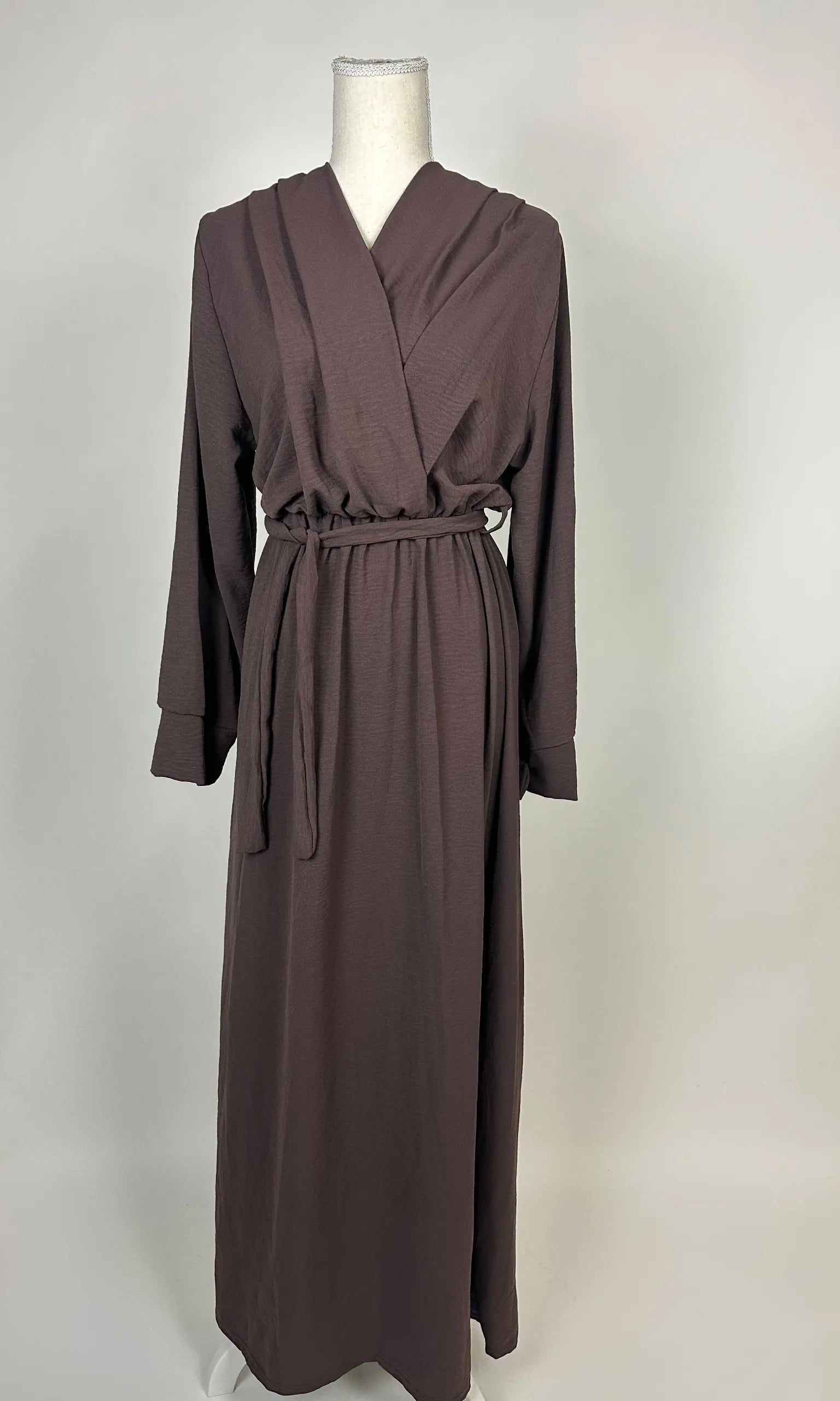 Dunkelbraunes bodenlanges Wickelkleid aus strukturiertem Stoff mit Bindegürtel und langen Ärmeln, Vorderansicht