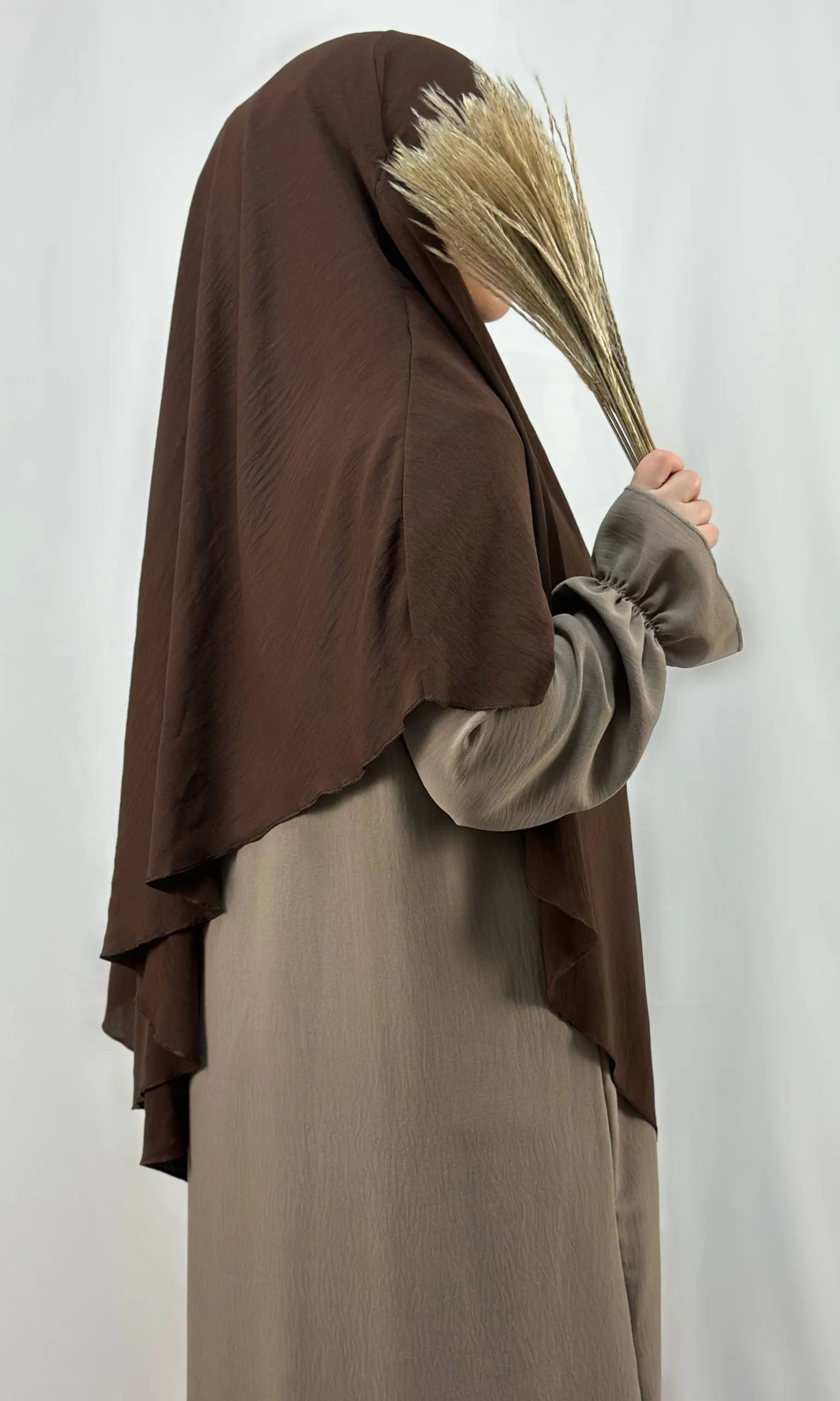 Abaya in taupe aus Jazz-Stoff mit Rüschenärmel, Seitenansicht mit Ärmel-Detail und leicht gekreppter Struktur.
