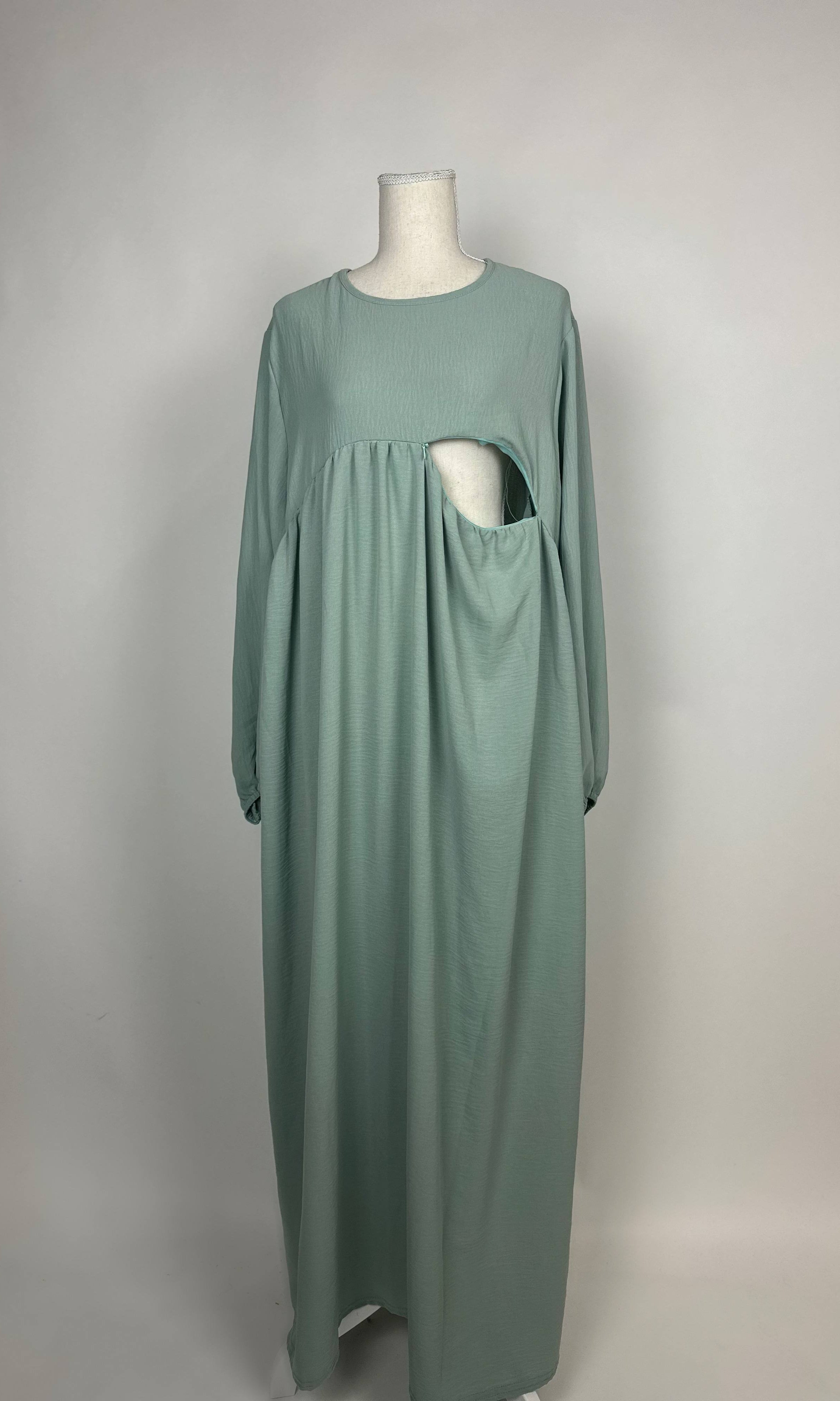 Mintgrüne Still-Abaya aus leichtem Crinkle-Stoff mit seitlicher Stillöffnung unter der Brust, Vorderansicht auf Puppe.
