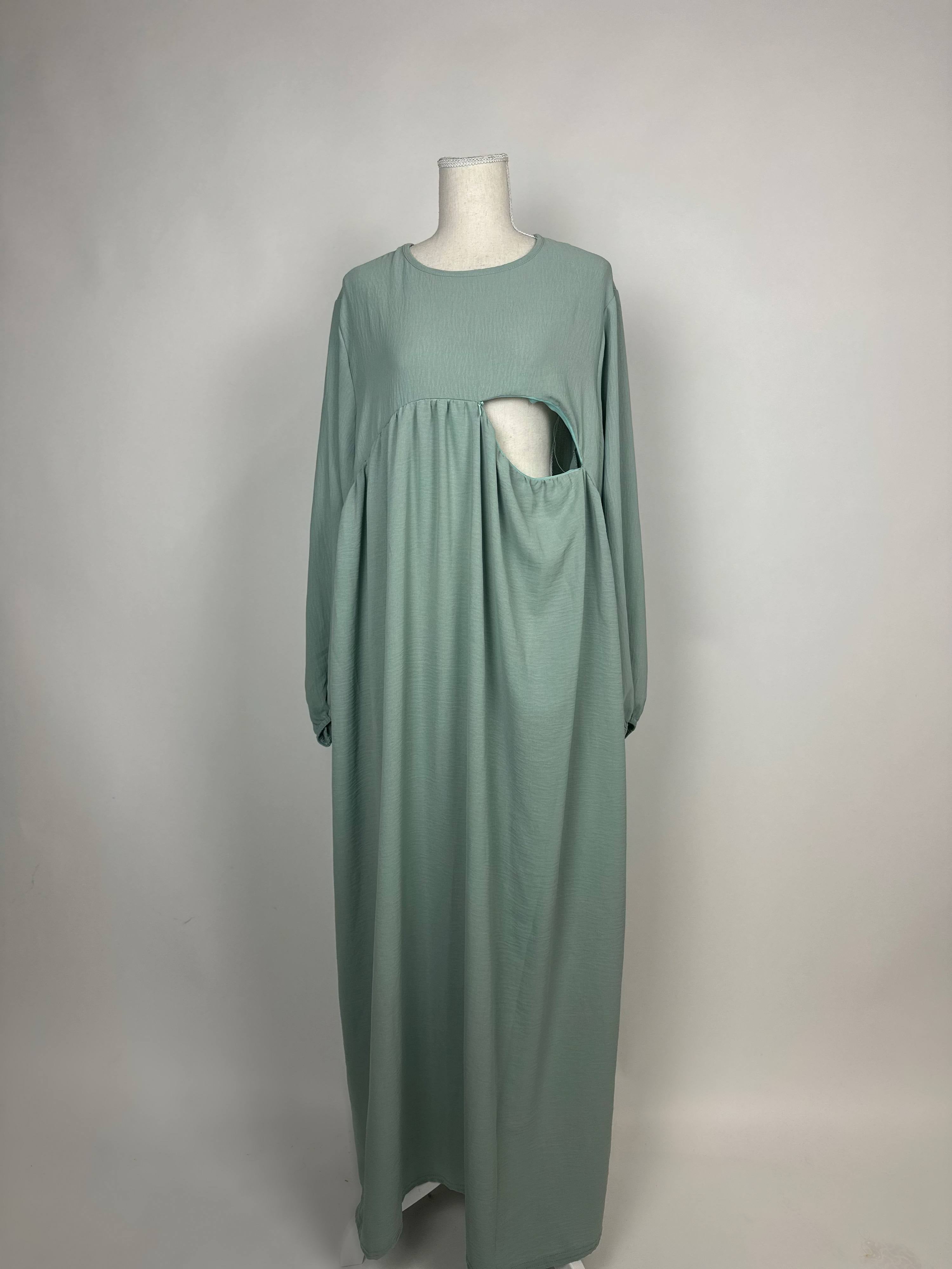 Mintgrüne Still-Abaya aus leichtem Crinkle-Stoff mit seitlicher Stillöffnung unter der Brust, Vorderansicht auf Puppe.