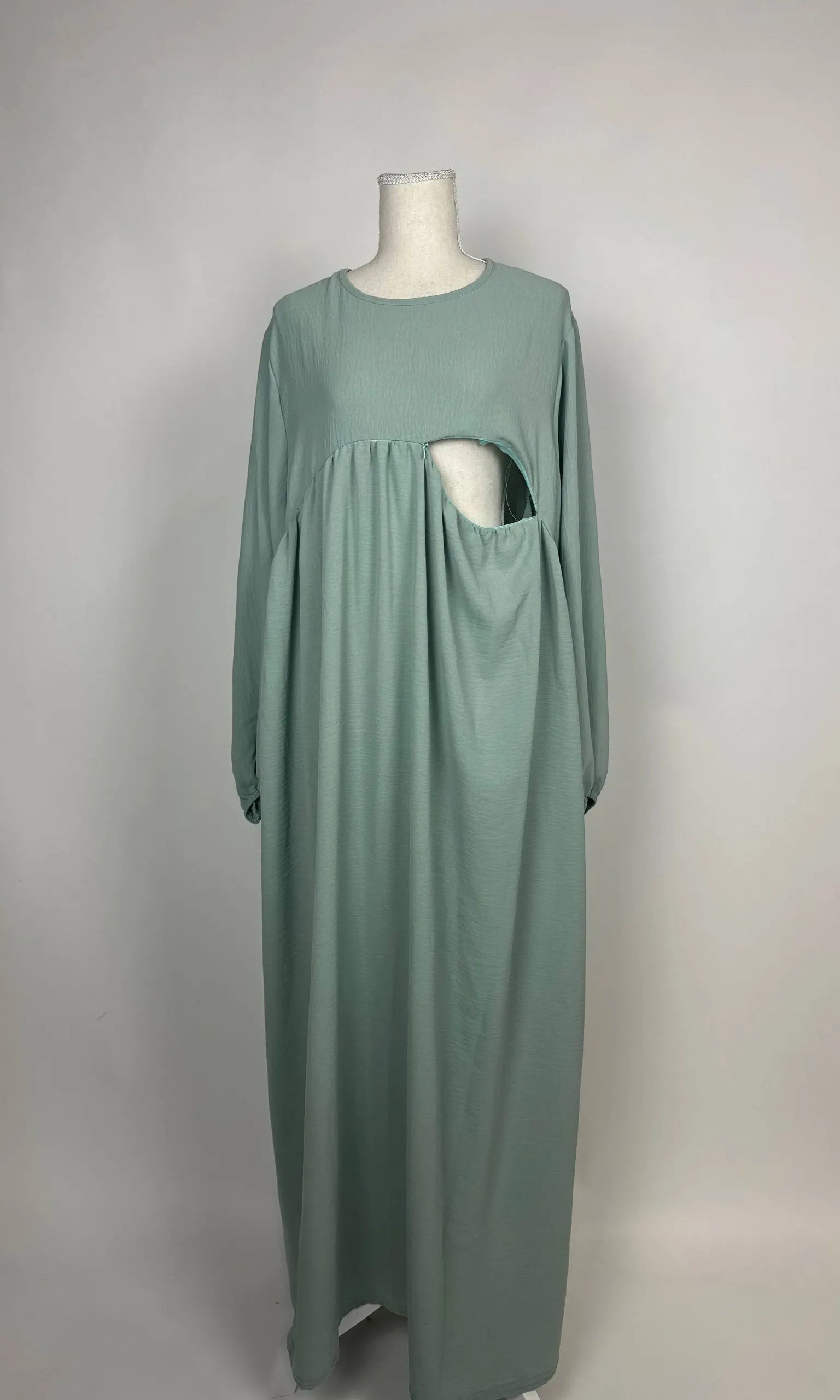 Mintgrüne Still-Abaya aus leichtem Crinkle-Stoff mit seitlicher Stillöffnung unter der Brust, Vorderansicht auf Puppe.