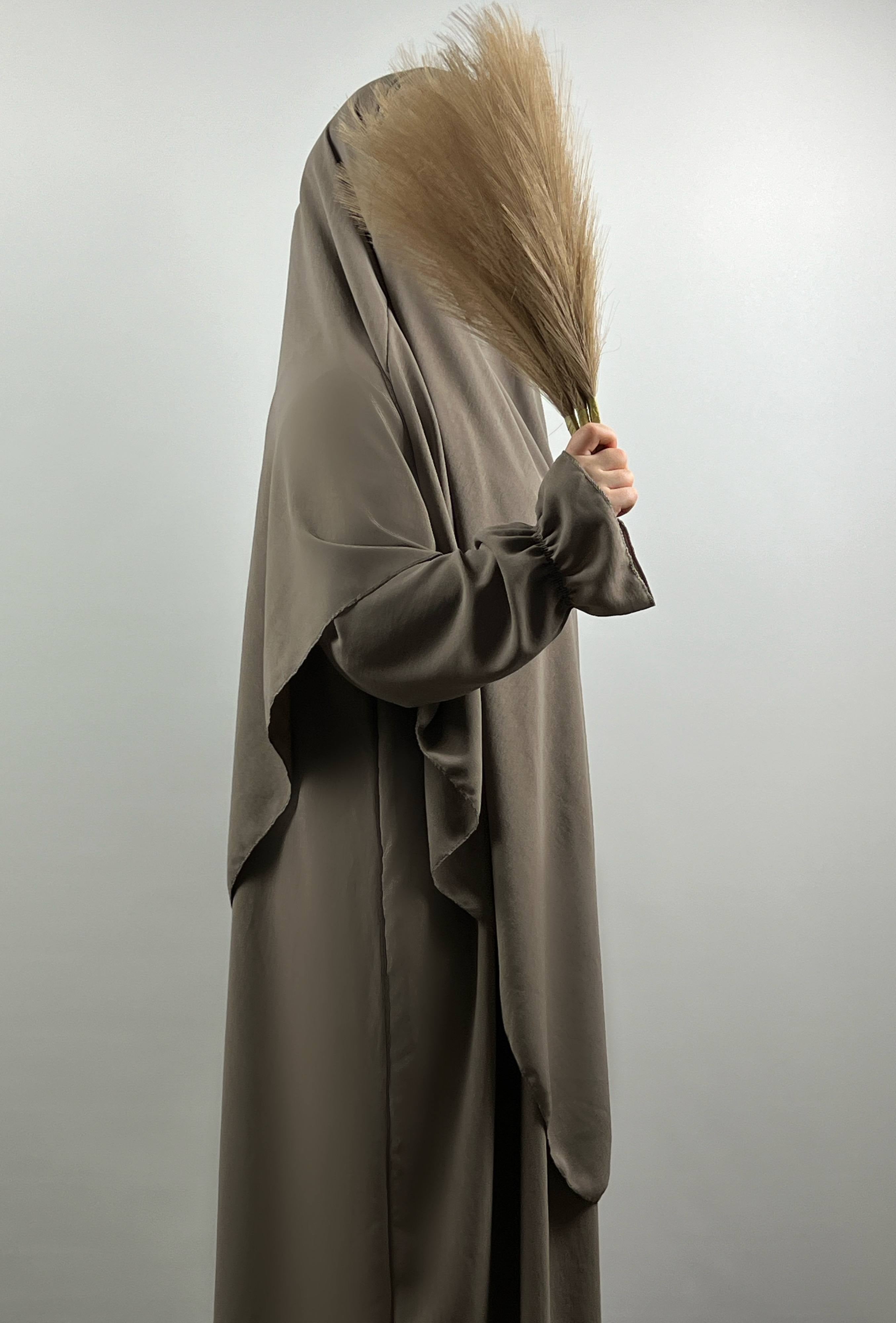 Abaya- und Khimar-Set in taupe aus fließendem jazz-stoff, ballonärmel, seitenansicht.