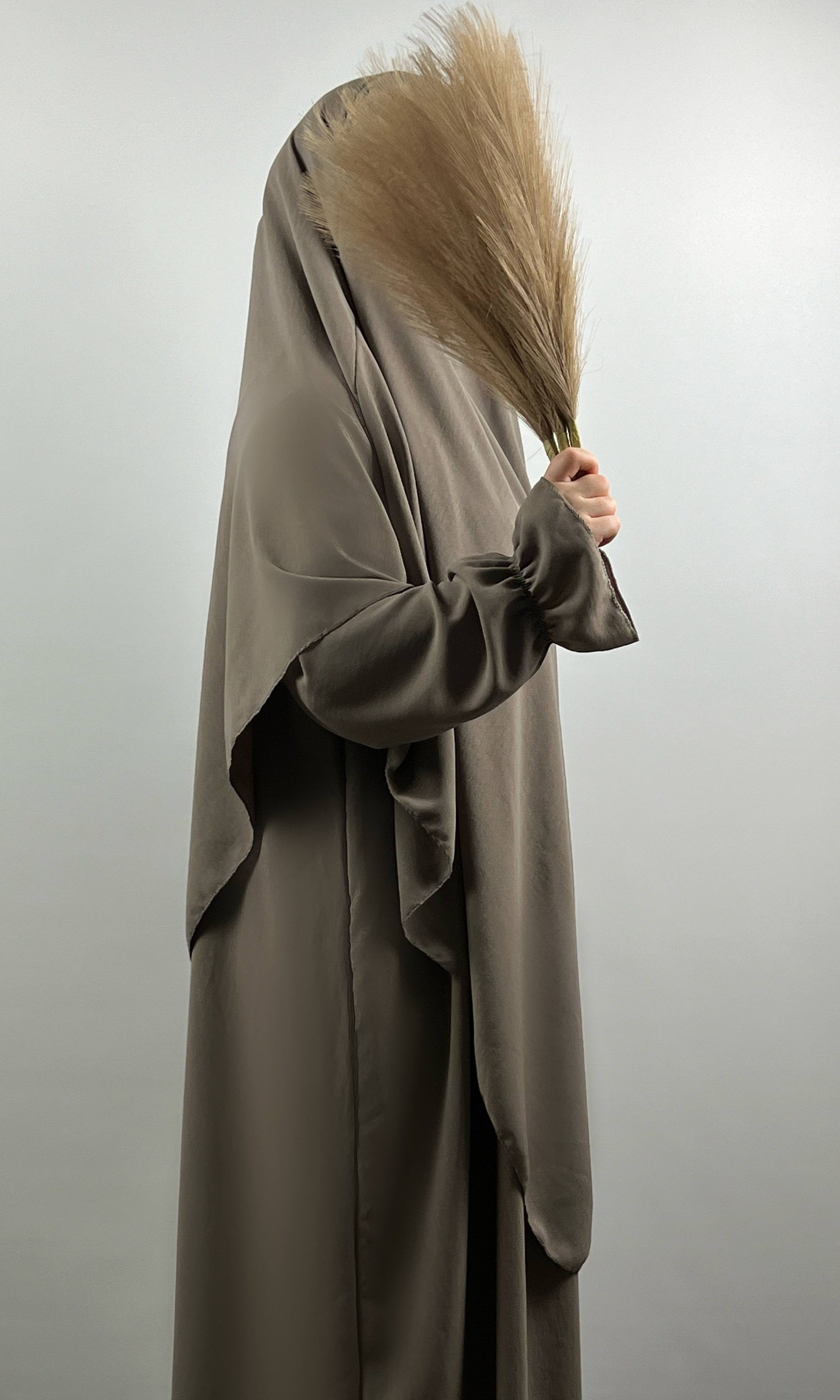 Abaya- und Khimar-Set in taupe aus fließendem jazz-stoff, ballonärmel, seitenansicht.